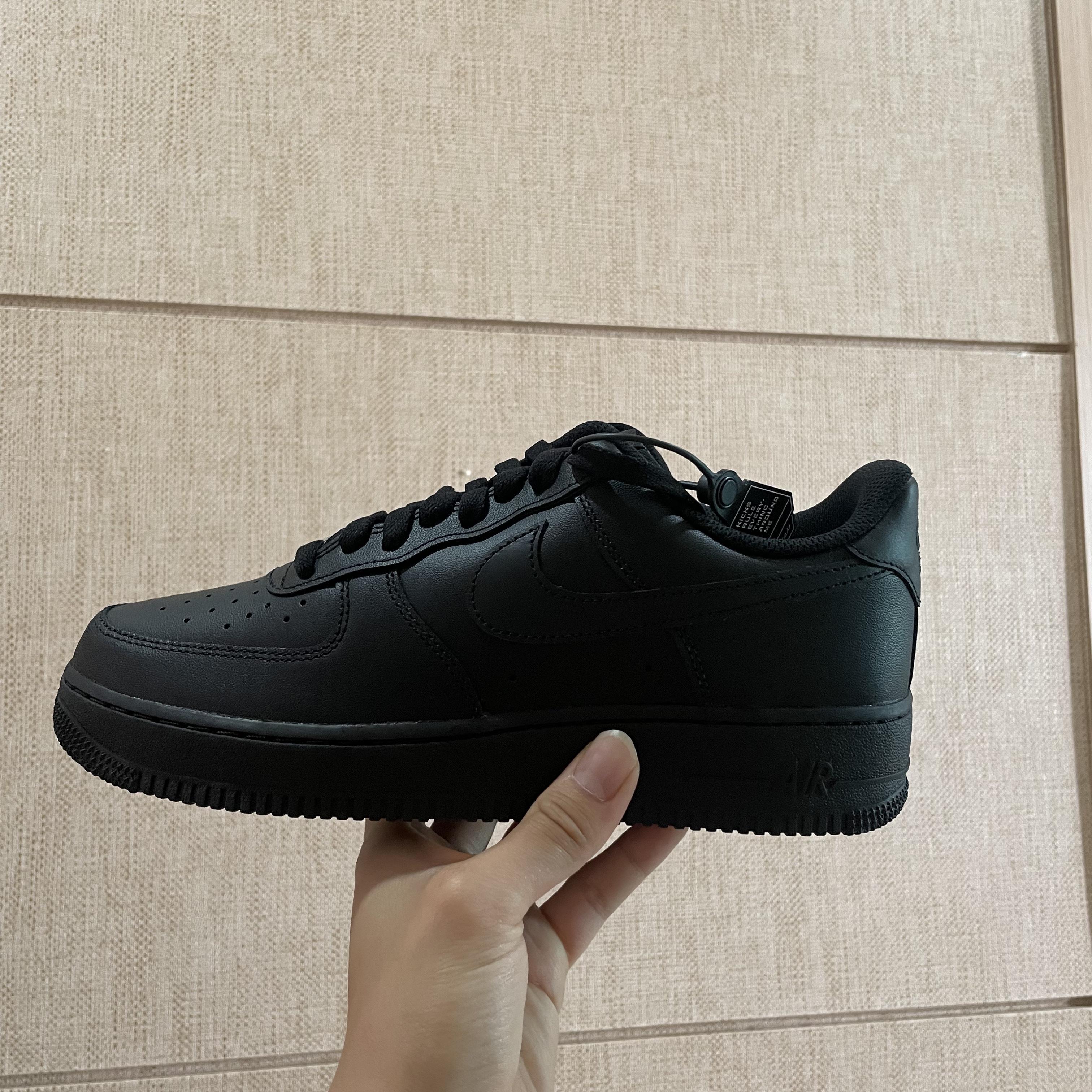 Nike Air Force 1 '07 Low Triple Black 착용 스타일