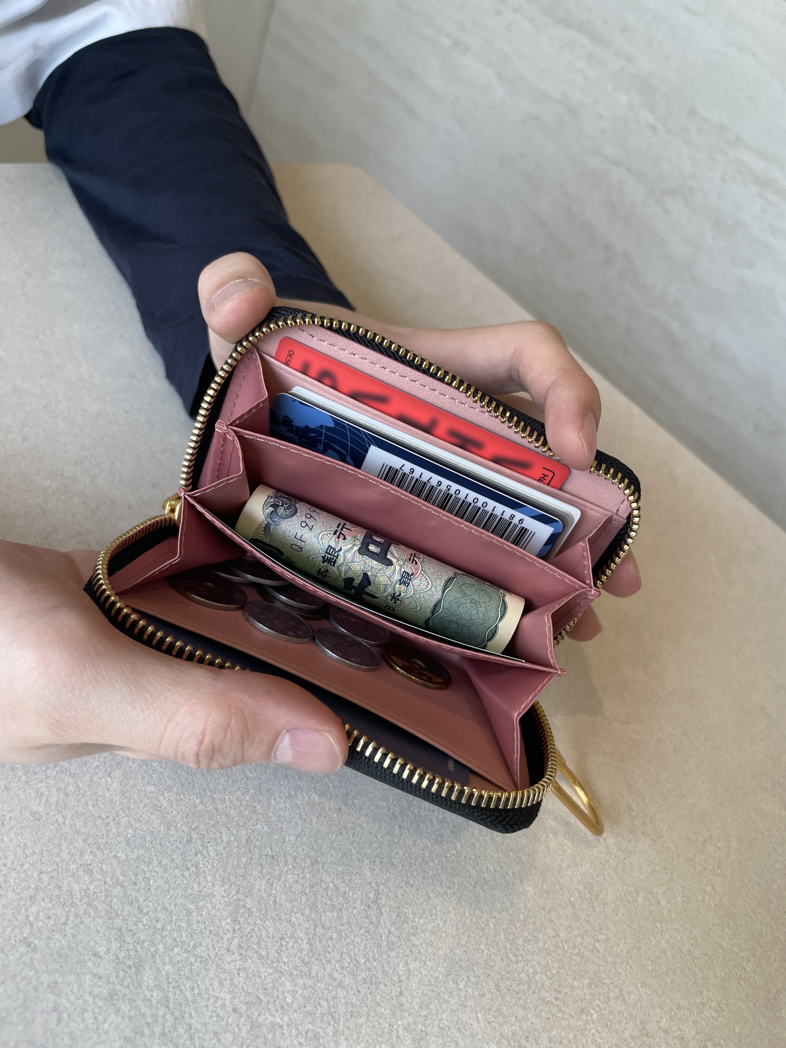 Athe Vanessabruno Jour Zipper Wallet Black, Athe Vanessabruno Jour Zipper Wallet Burgundy 착용 스타일 - 2