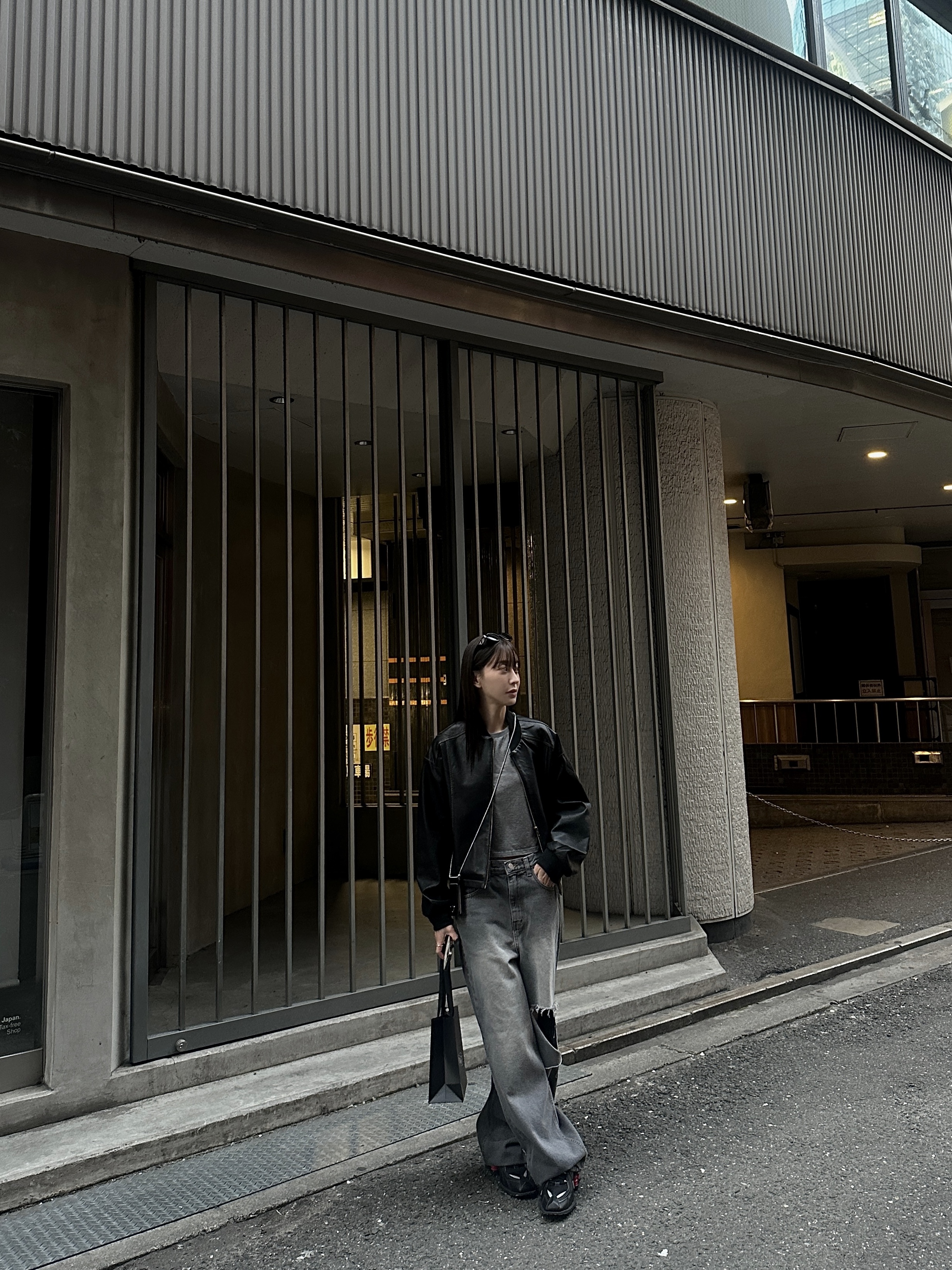 Prada Symbole Sunglasses Slate Gray Lenses Alternative fit, Nike x Martine Rose Shox MR4 Black 착용 스타일 - 4