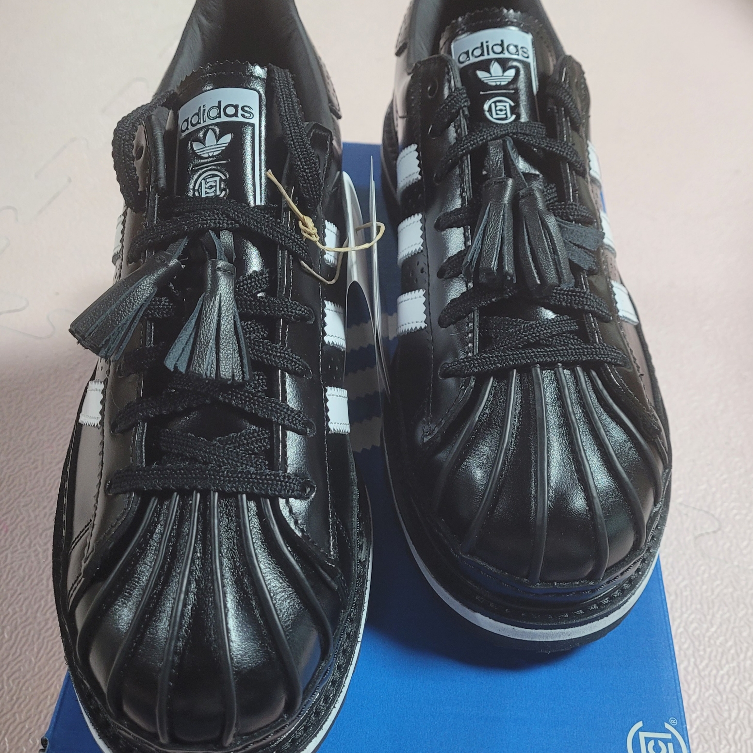 Adidas x Clot Superstar Core Black Cloud White 착용 스타일