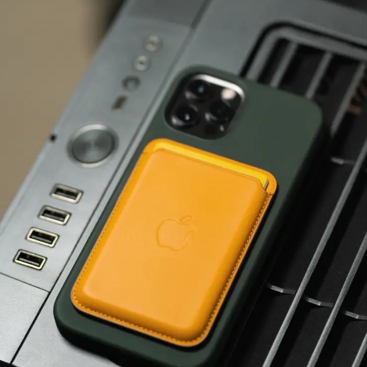 Apple iPhone Leather Wallet with MagSafe California Poppy 착용 스타일