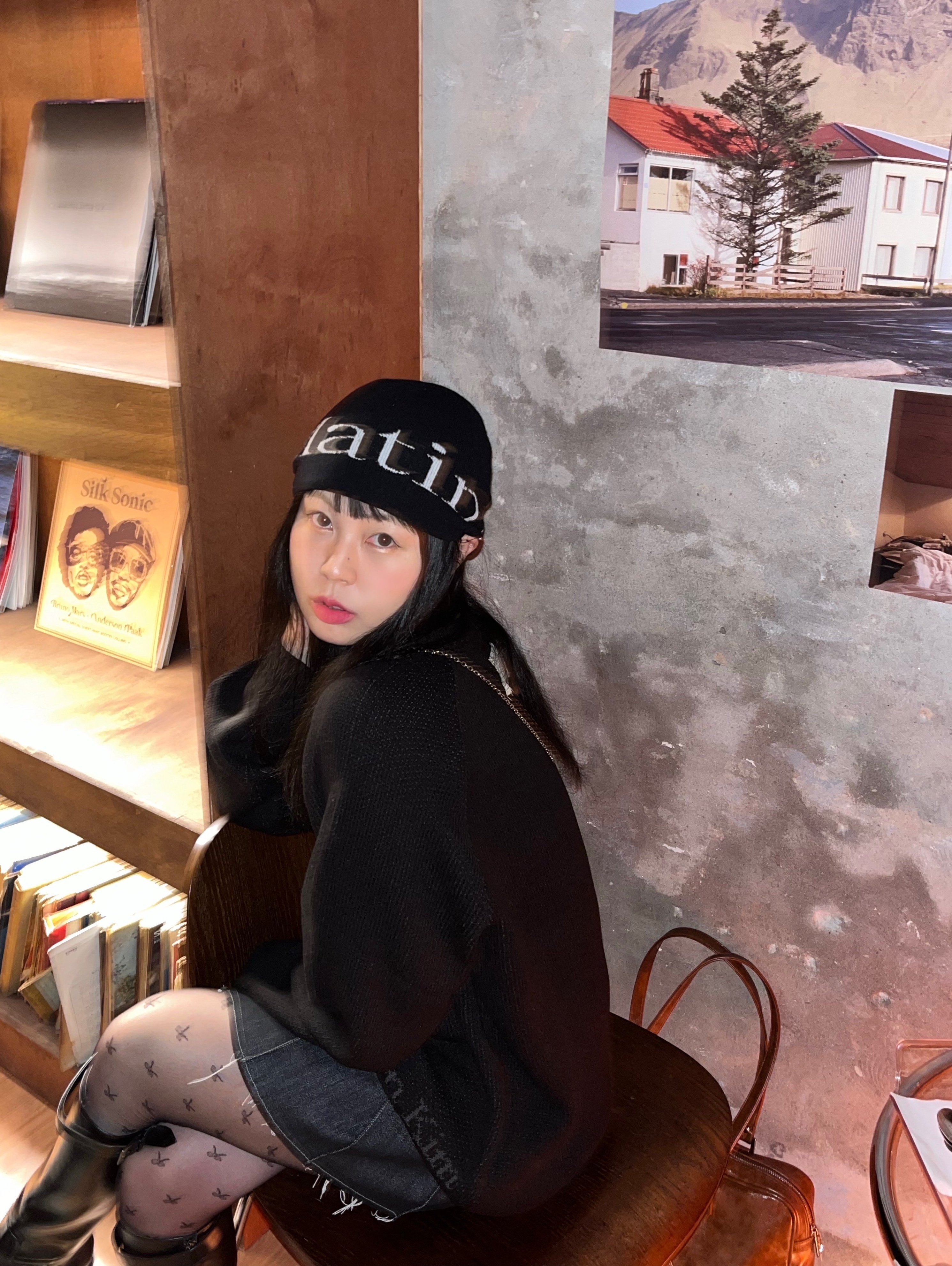 Matin Kim Logo Jacquard Short Beanie Black 착용 스타일 - 2