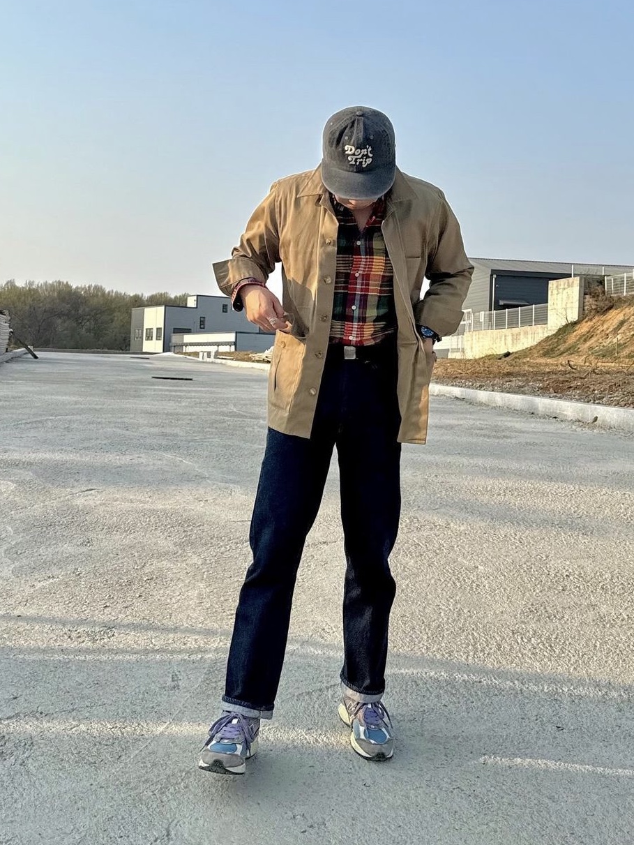 Free & Easy Don't Trip Strapback Hat Charcoal, New Balance 2002R Protection Pack Mirage Grey 착용 스타일 - 1
