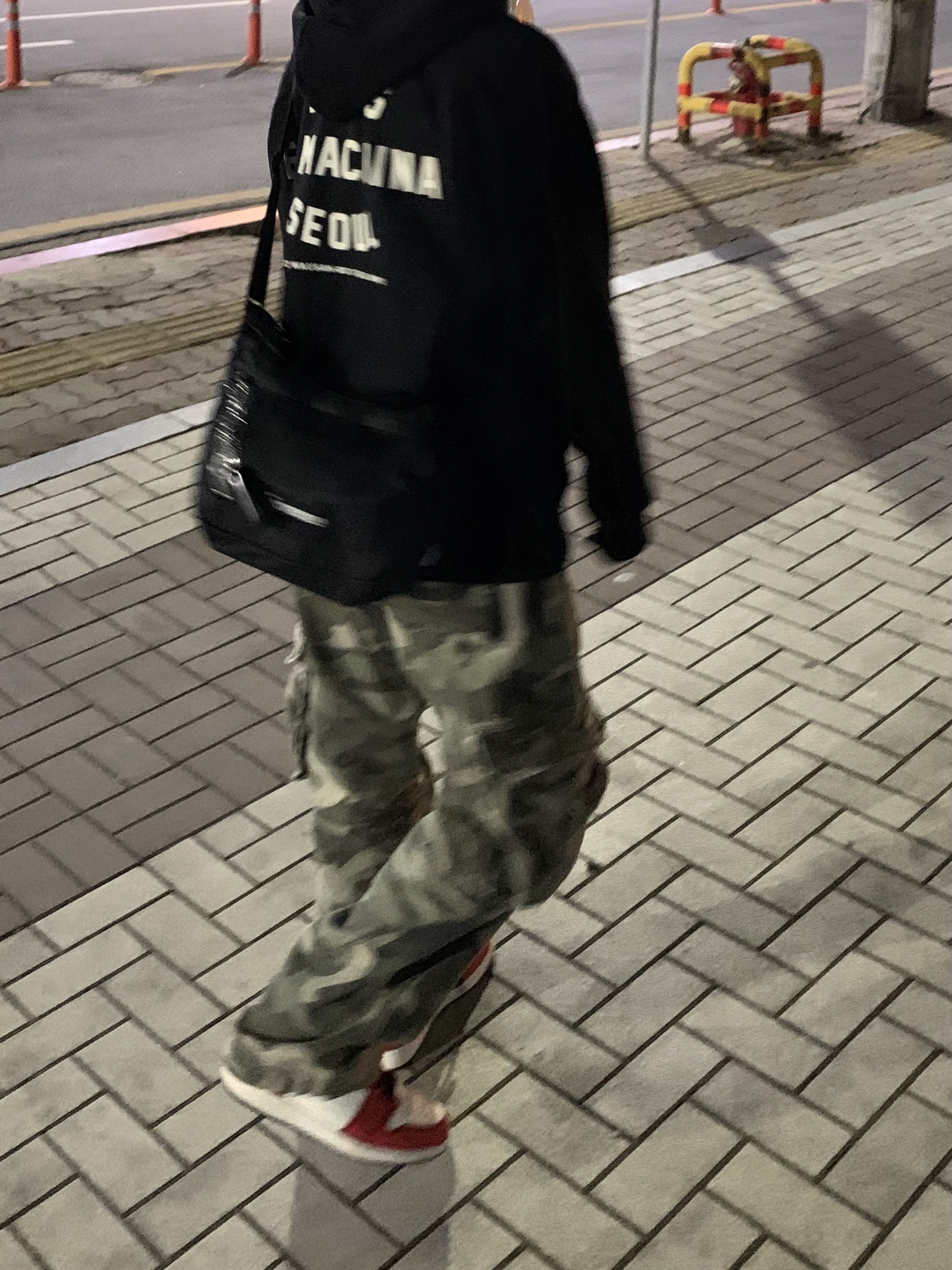 Jordan 1 Retro High OG Defiant SB LA to Chicago, Supreme Small Messenger Bag Black - 22SS 착용 스타일 - 2