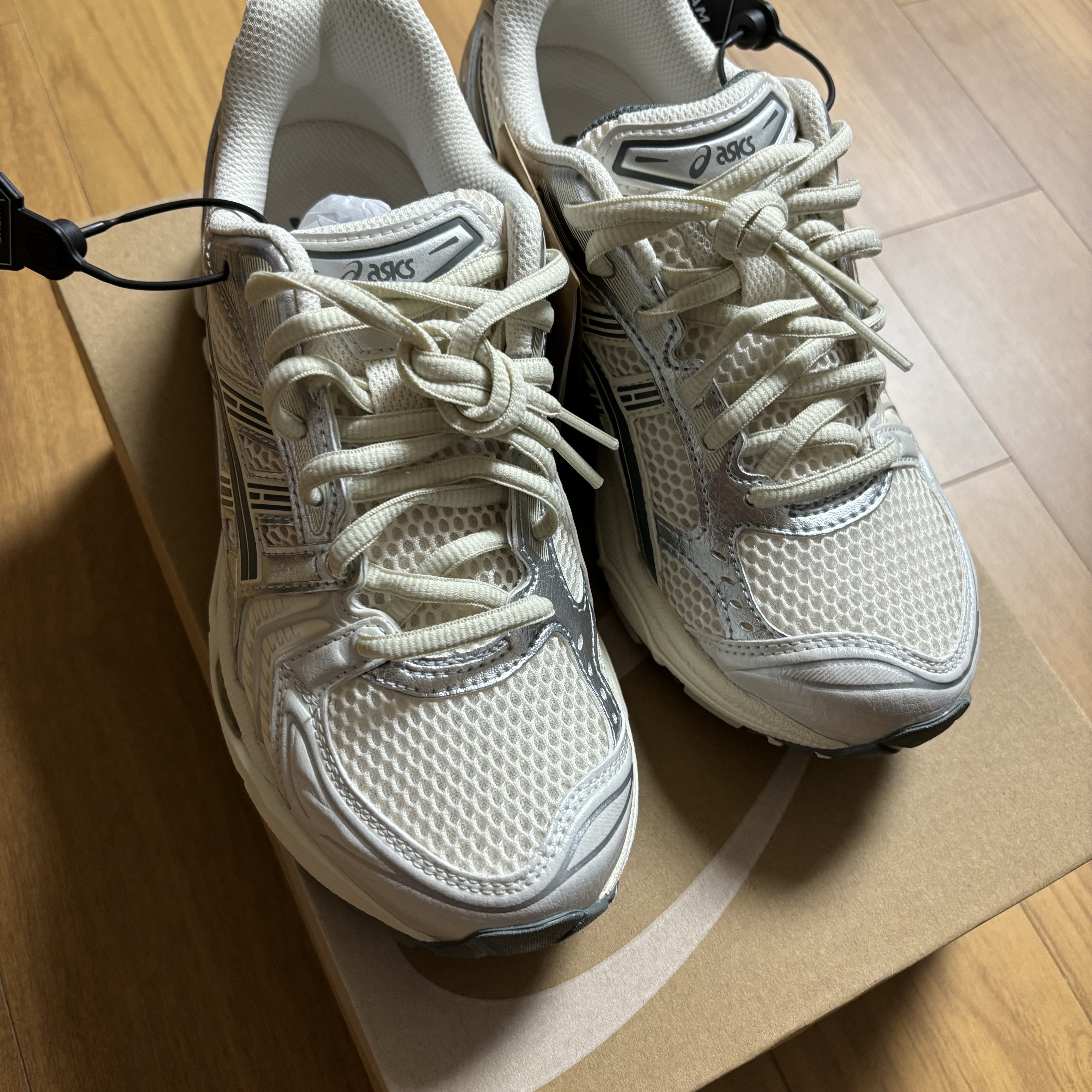 Asics Gel-Kayano 14 Birch Dark Pewter 착용 스타일