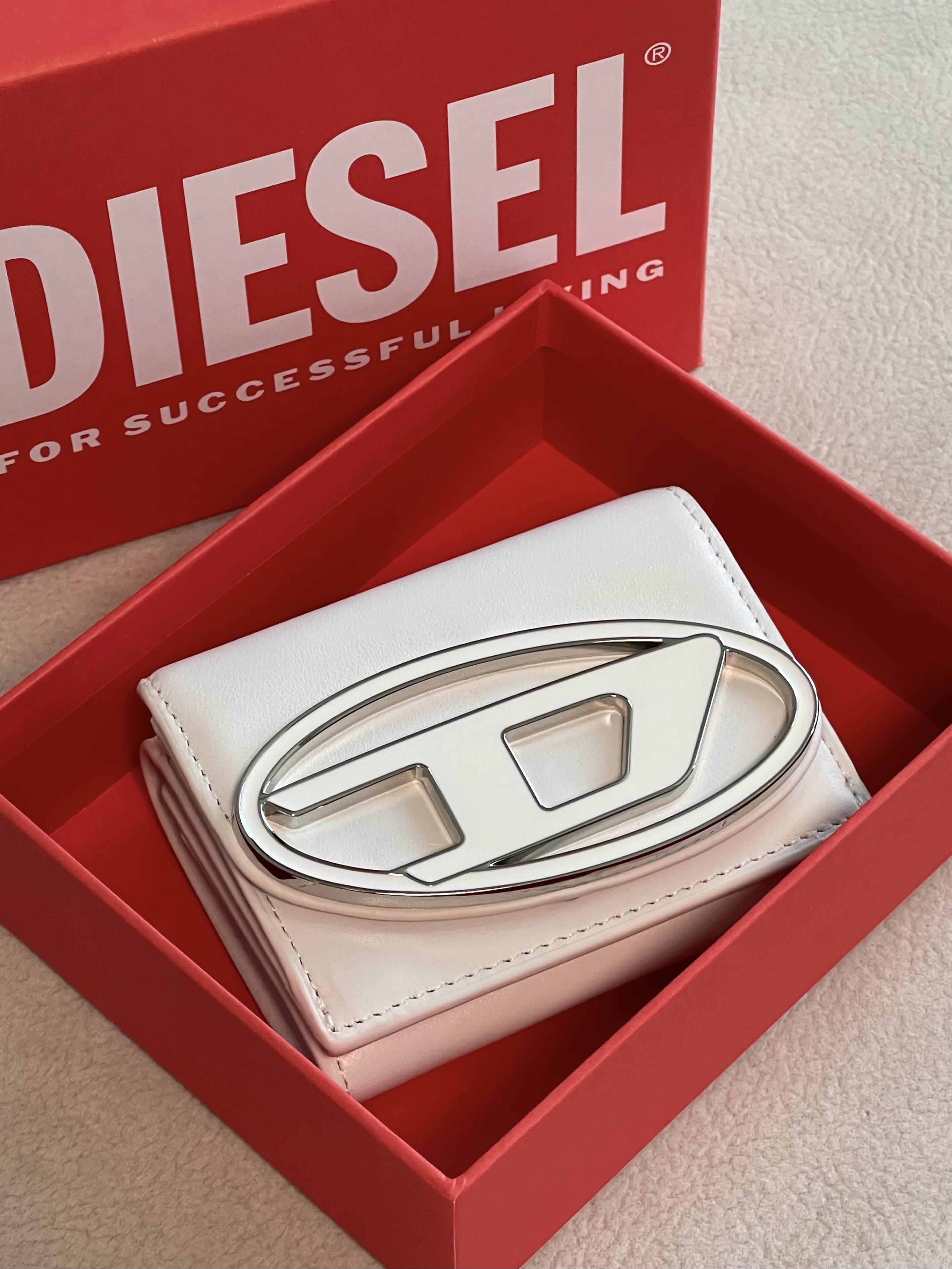 Diesel 1DR Tri-Fold Coin XS li Wallet White 착용 스타일 - 2