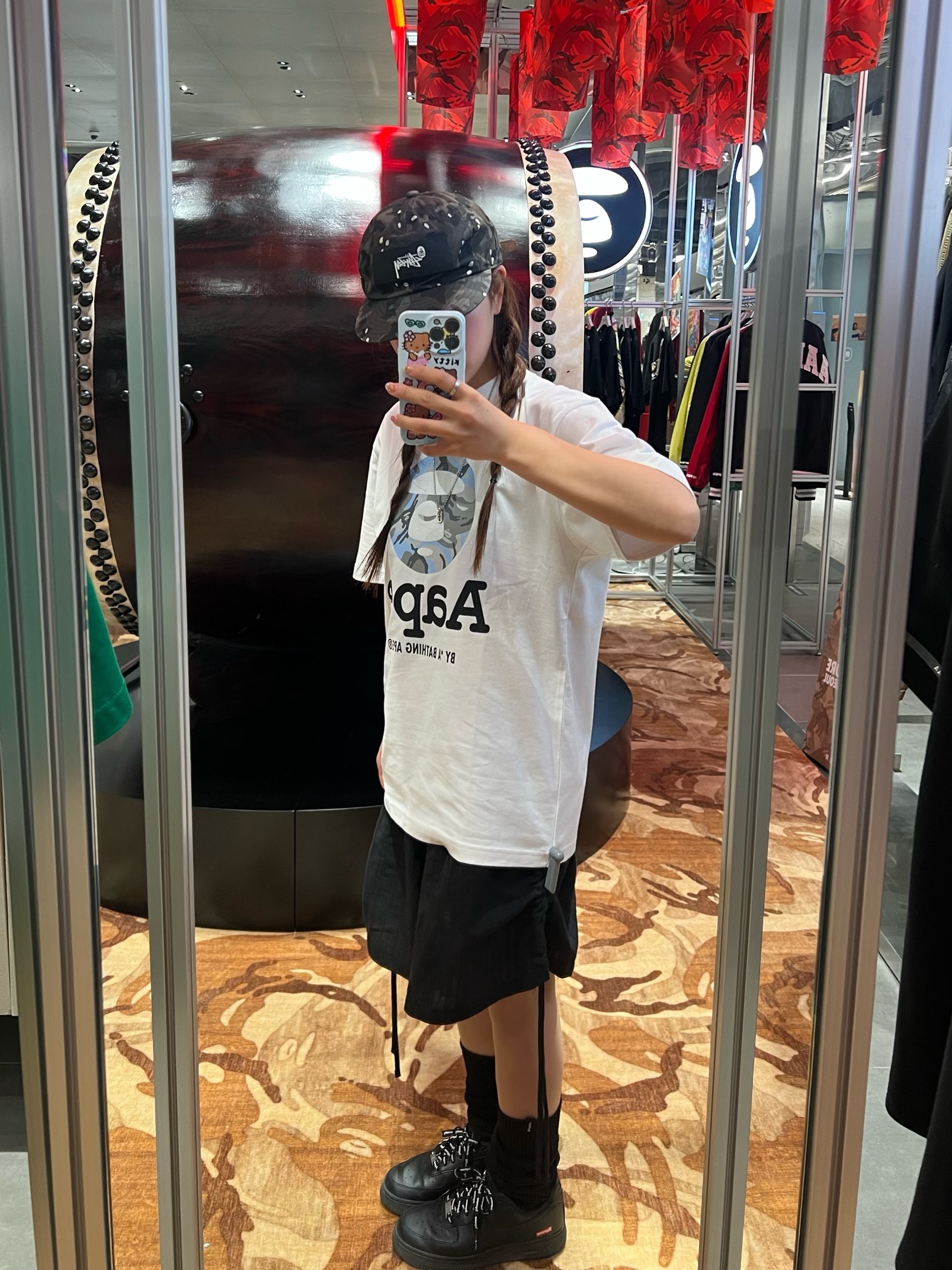 Nike x Supreme Air Force 1 Low Black, BAPE ABC Camo College T-Shirt White Blue 착용 스타일