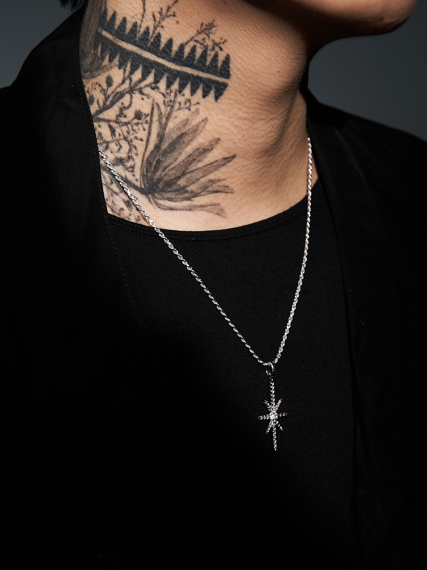 [KREAM 단독 / 프리오더] KID MIILI x DAVID AVLN Glacier Diamond Pendant 착용 스타일