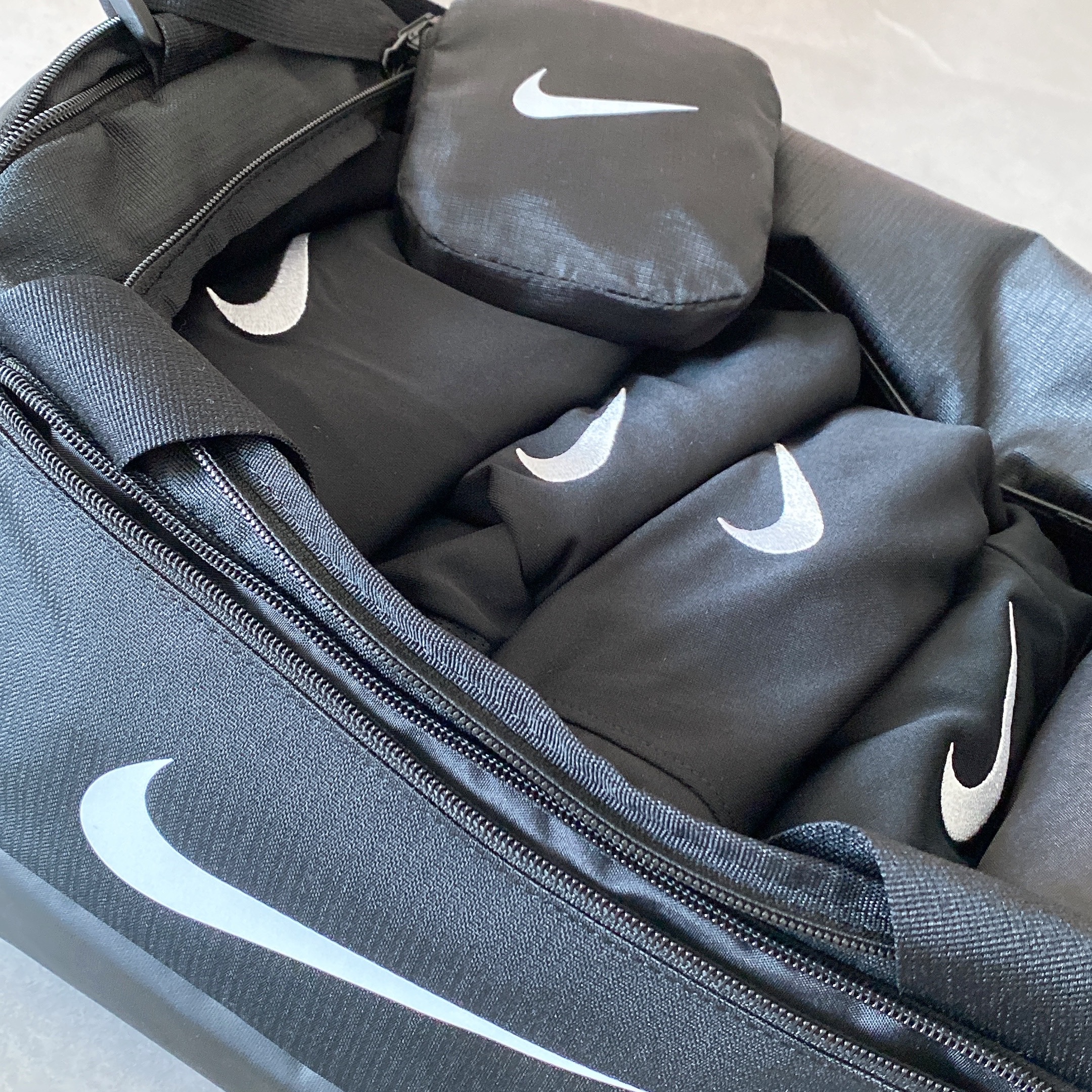 Nike Brasilia 9.5 Training Duffle Bag Extra Small 25L Black, Nike Dri-Fit Park 7 T-Shirt Black 착용 스타일