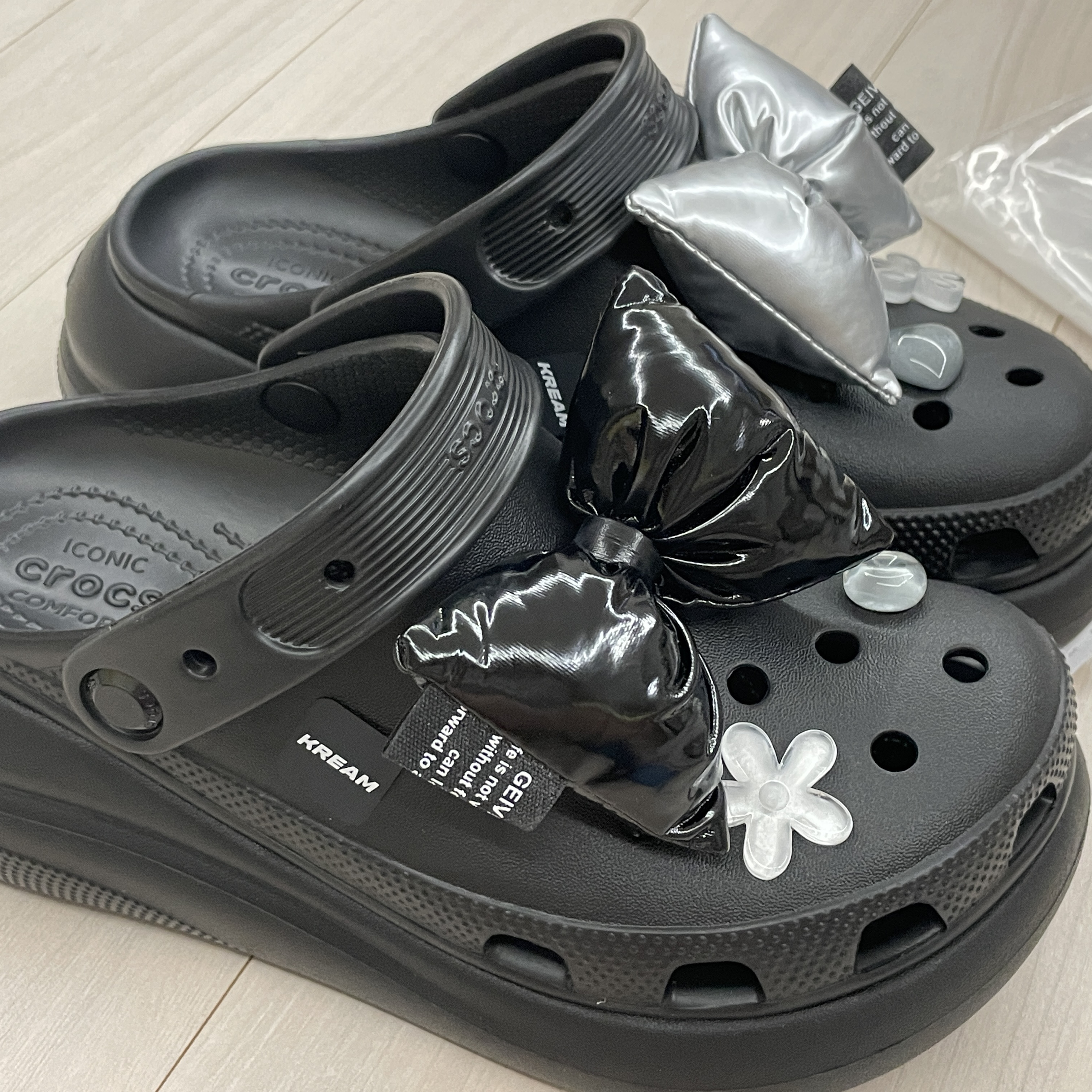 Crocs Classic Crush Clog Black 착용 스타일