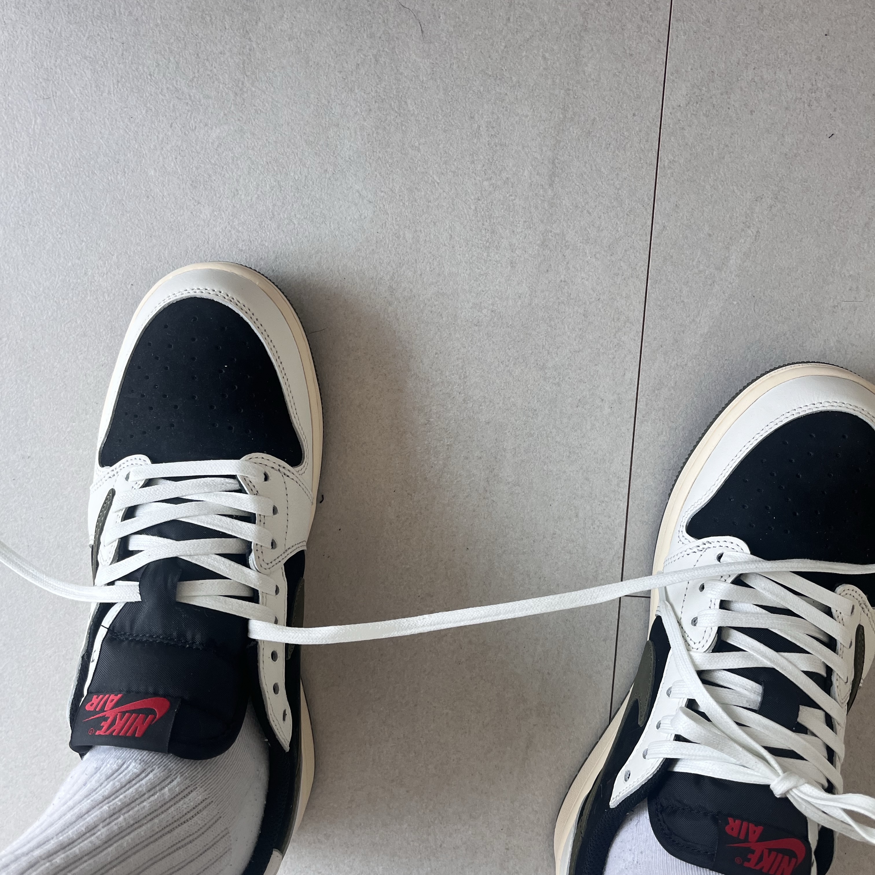 (W) Jordan 1 x Travis Scott Retro Low OG SP Medium Olive 착용 스타일 - 2