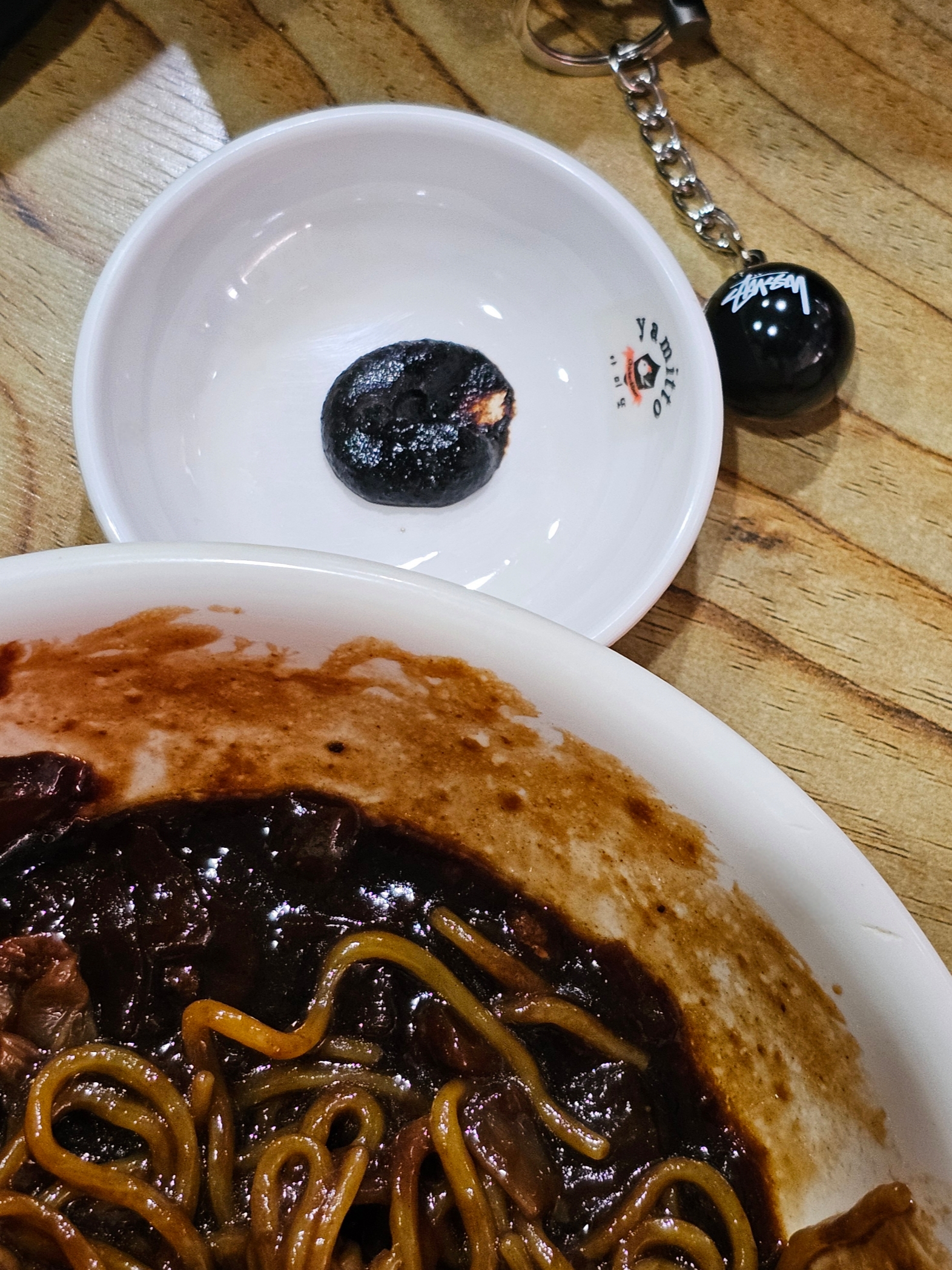 Stussy 8 Ball Keychain Black 착용 스타일