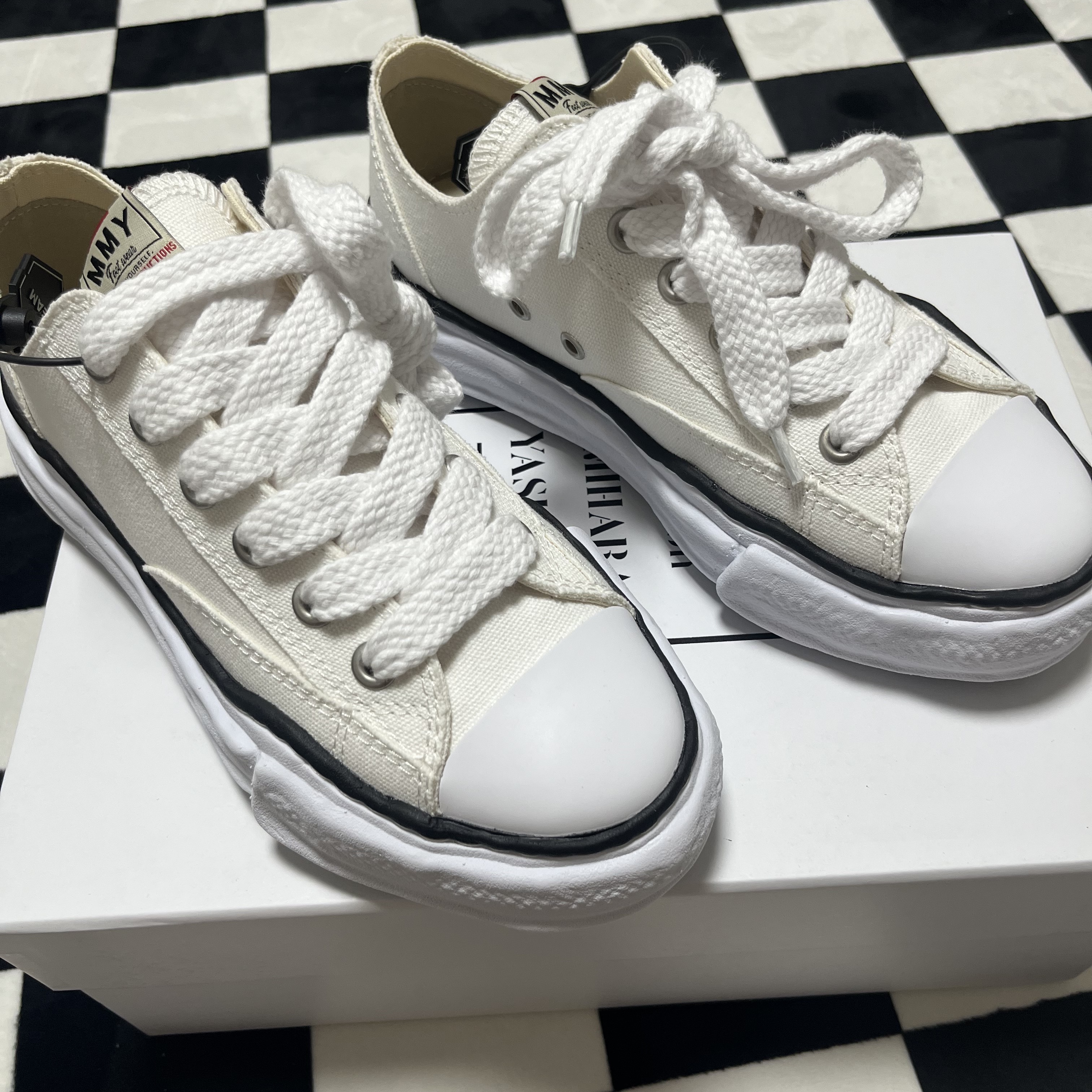 Maison Mihara Yasuhiro Peterson OG Sole Canvas Low Sneakers White 착용 스타일