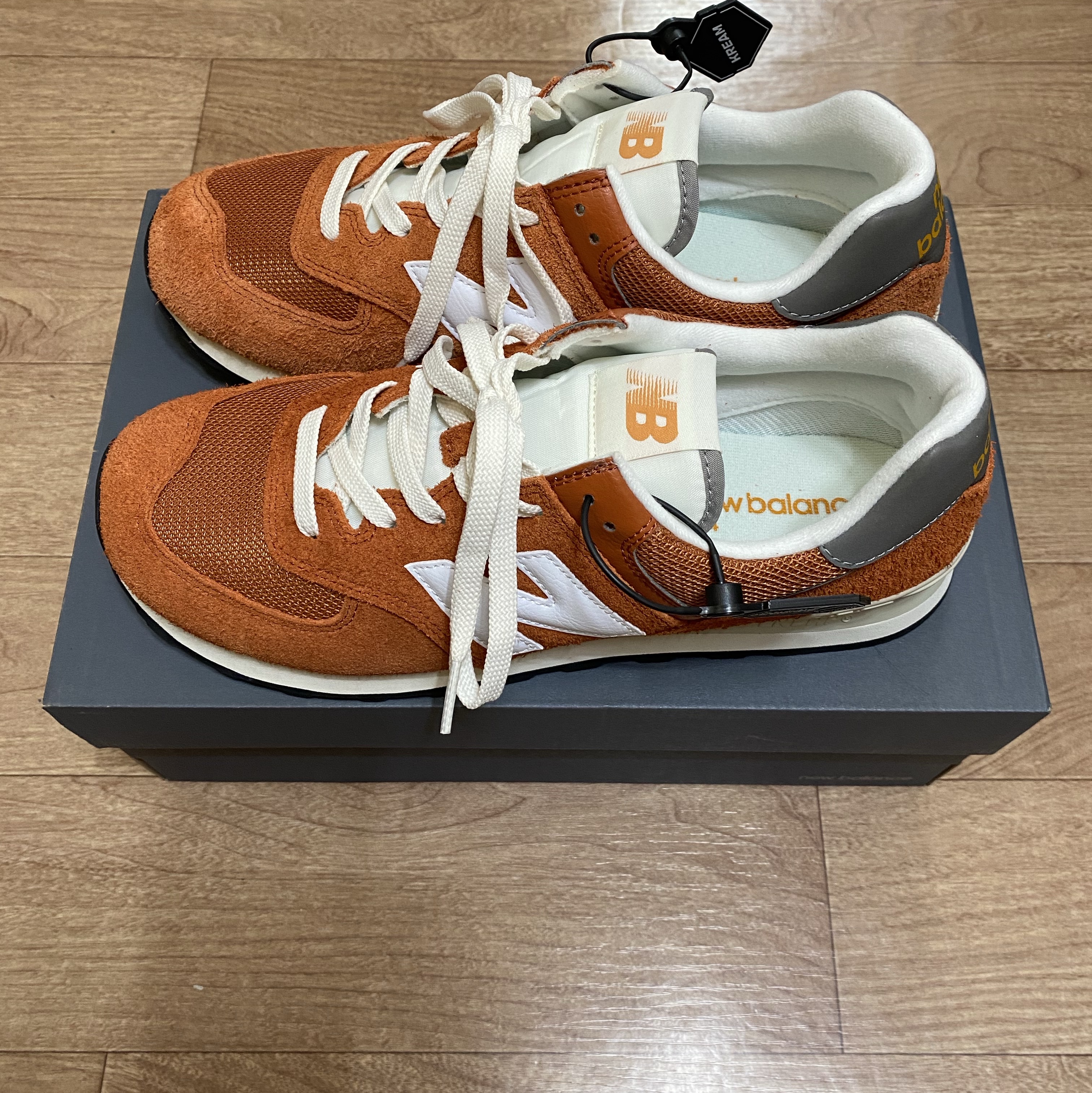 New Balance 574 Heritage Orange Burst White 착용 스타일 - 1