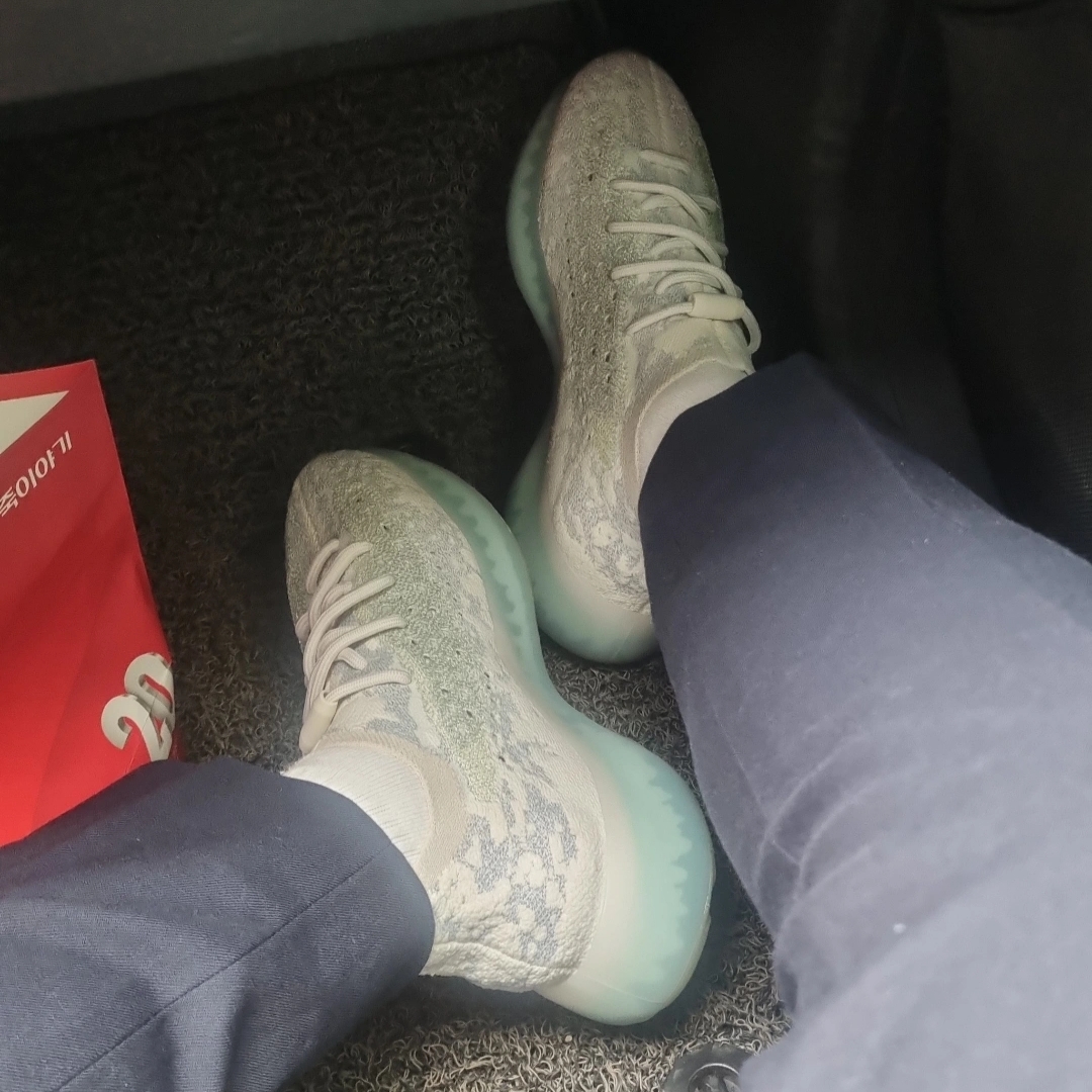 Adidas Yeezy Boost 380 Alien Blue - Reflective 착용 스타일