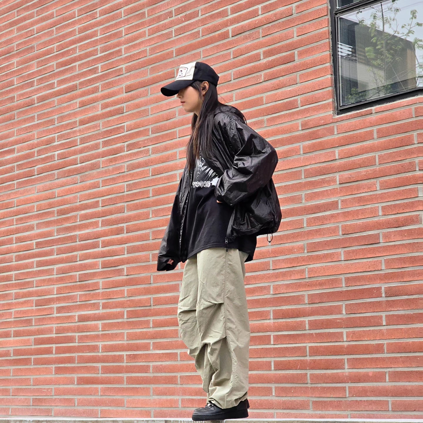 Nike Air Force 1 '07 Low Triple Black, Stussy x Gang Starr Take It Personal T-Shirt Black 착용 스타일 - 1