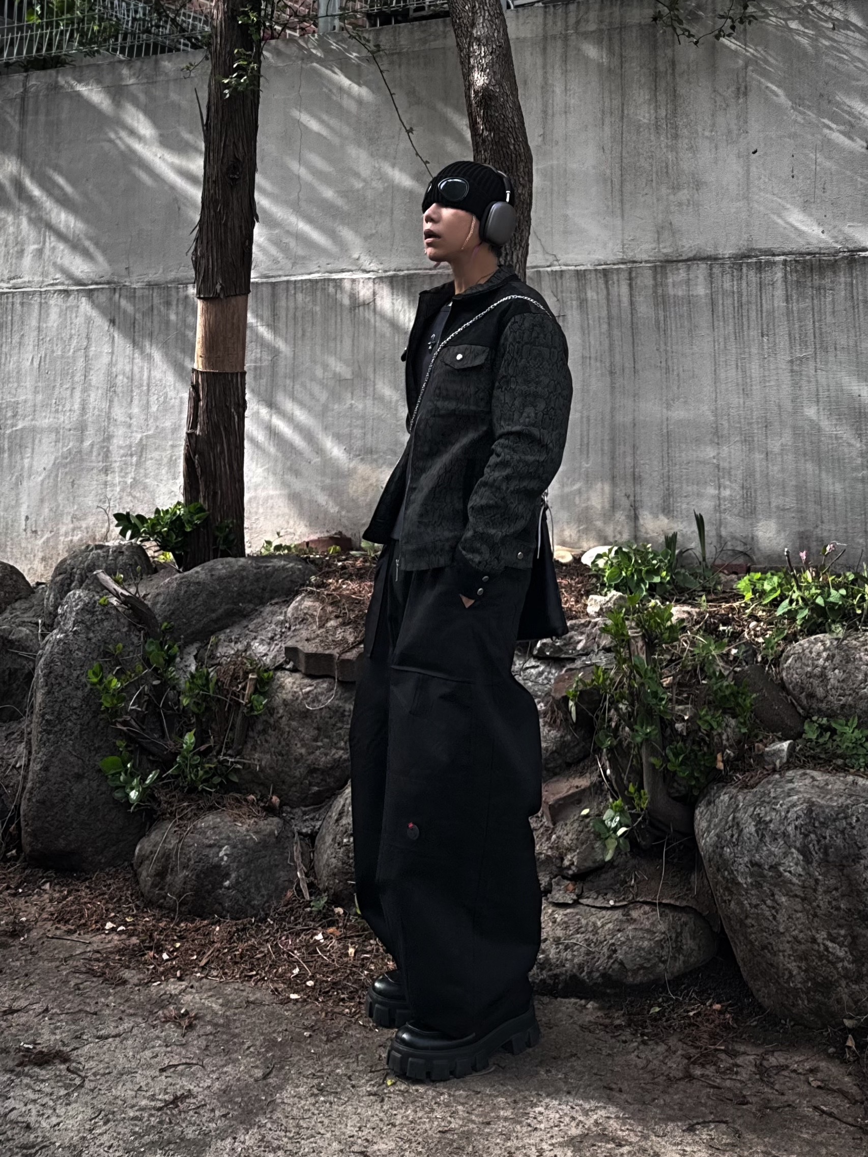 C.P. Company Cotton Goggle Beanie Black - 21SS, Prada Monolith Nuanced Brushed Leather Lace-Up Shoes Black Silver 착용 스타일 - 2