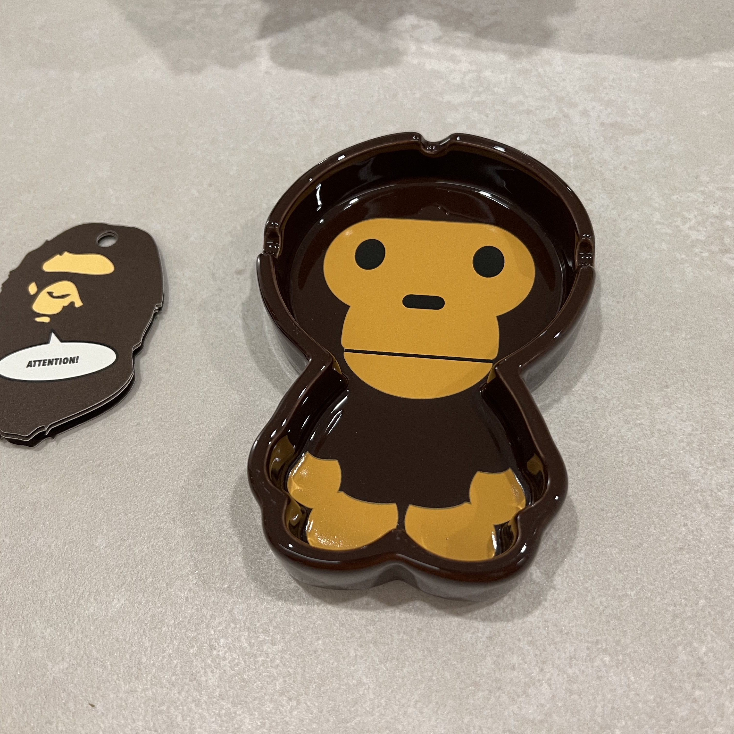 BAPE Baby Milo Ashtray Brown 착용 스타일