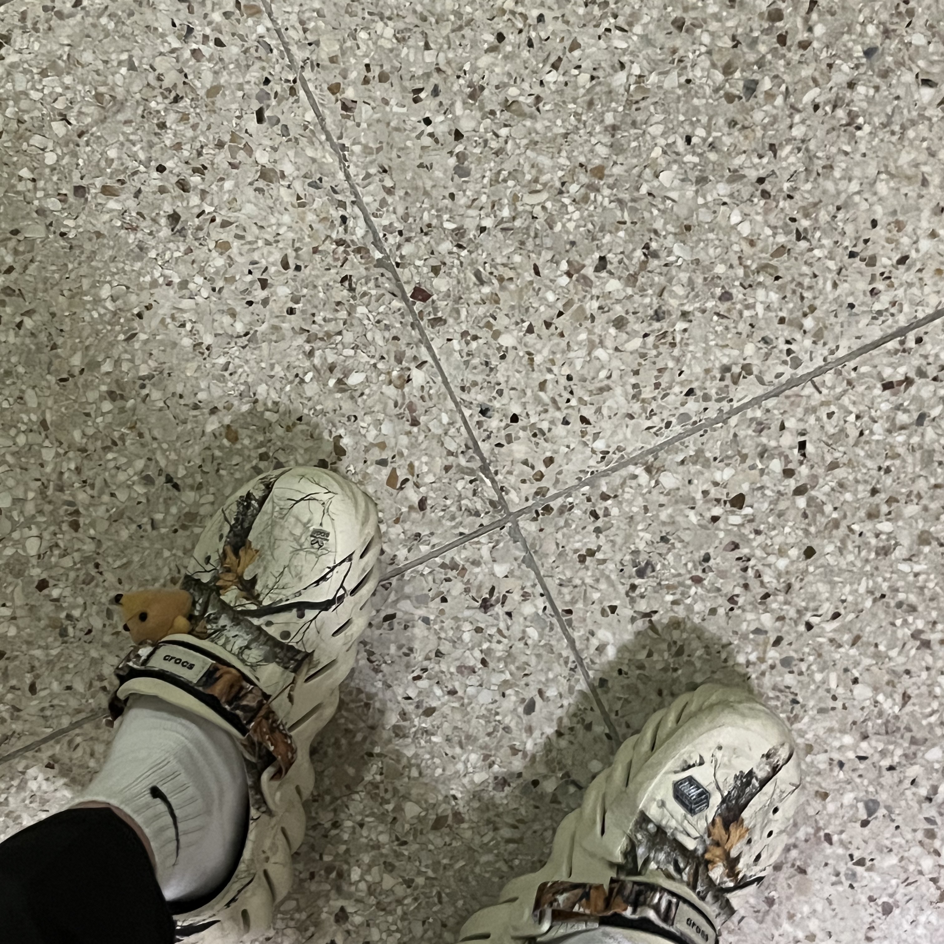 Crocs Echo Clog Real Tree Bone 착용 스타일