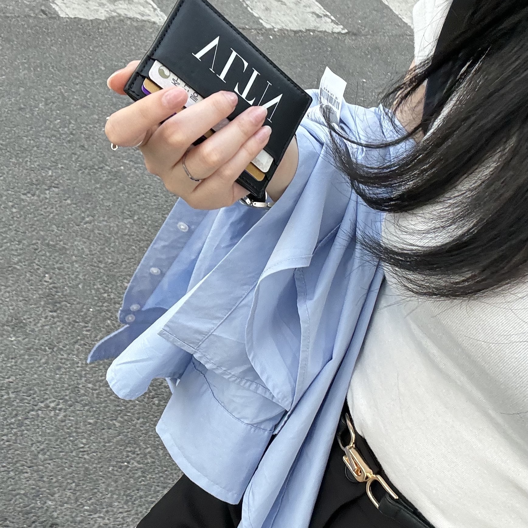 Valentino Logo Signature Single Card Holder Black 착용 스타일