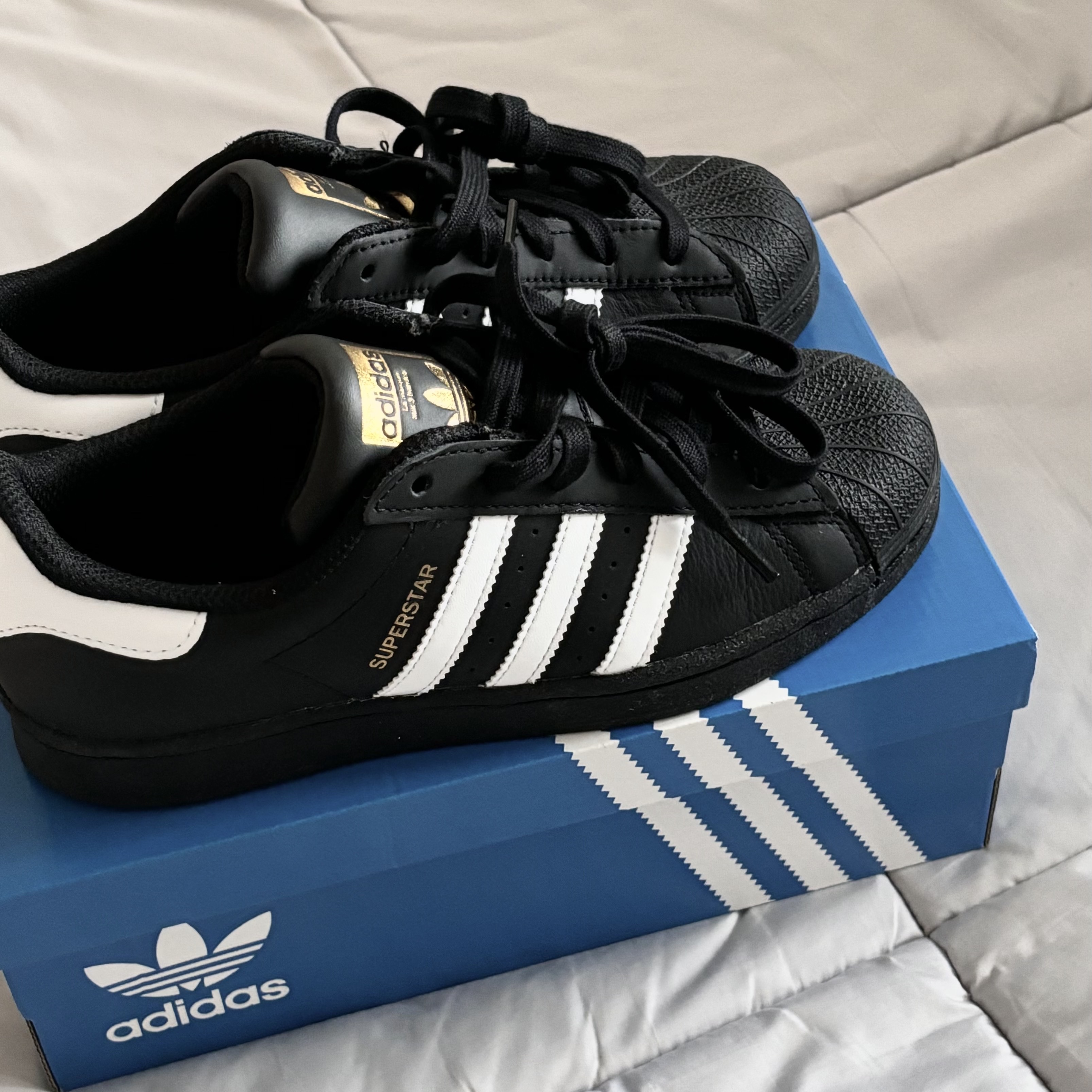 (J) Adidas Superstar Black White 착용 스타일