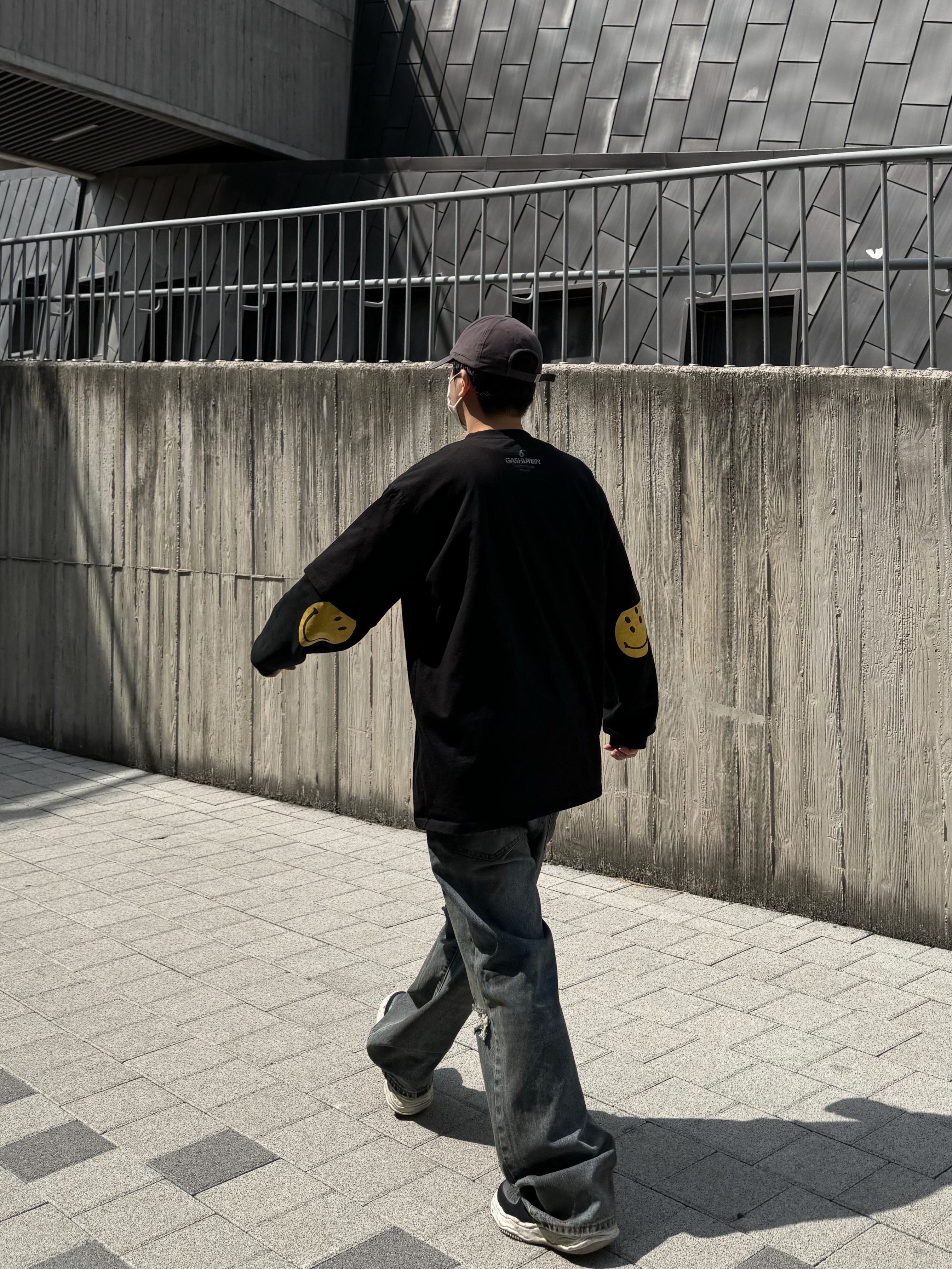 Kapital Eco Fleece Crewneck Sweatshirt Rainbowy Patch Black, Maison Mihara Yasuhiro Wayne OG Sole Distressed Leather Low-top Sneaker Black 착용 스타일 - 2