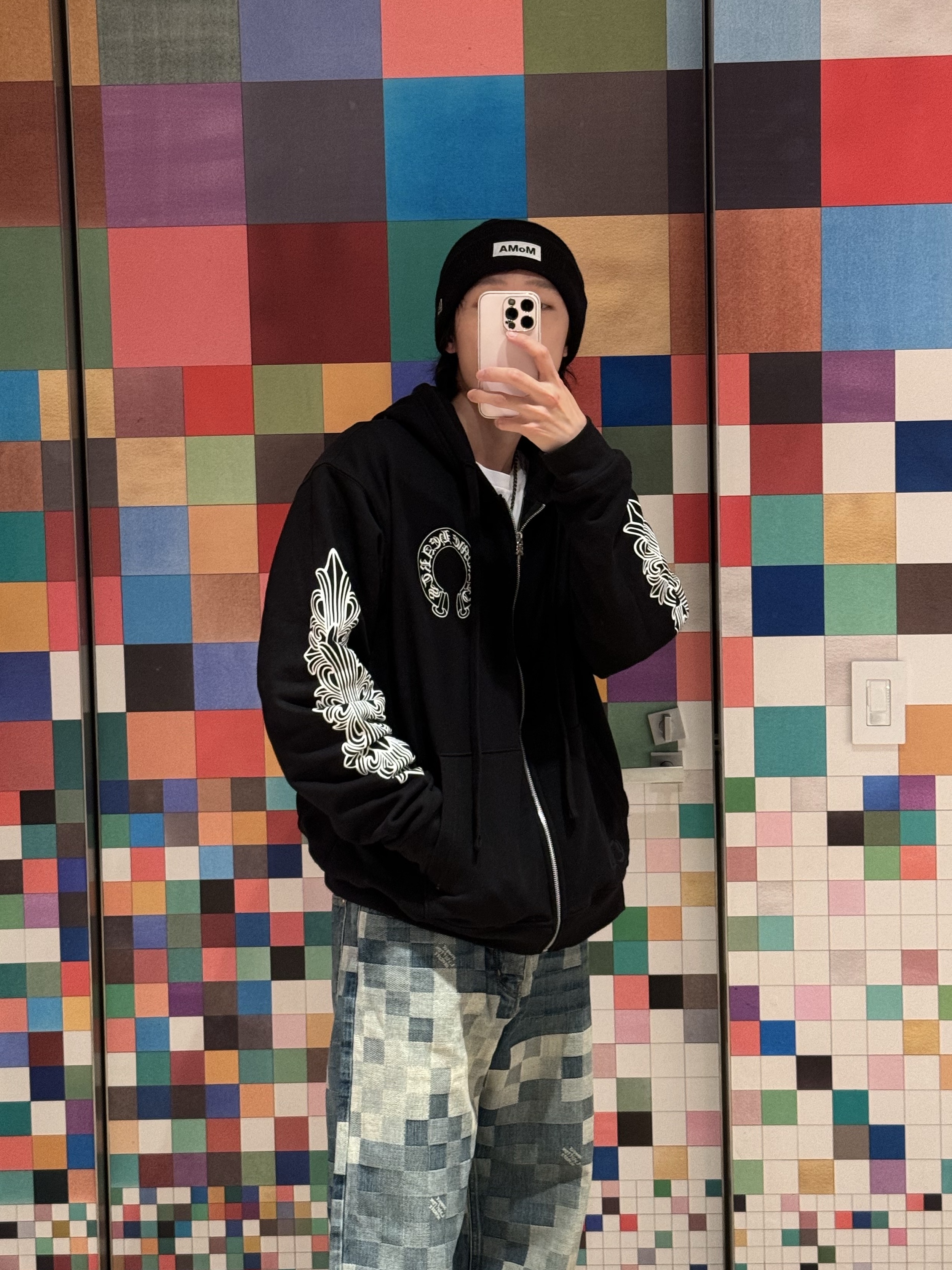 Louis Vuitton Damier Denim Skate Pants Indigo, Chrome Hearts Horseshoe Floral Heavyweight Zip-Up Hoodie Black 착용 스타일 - 1