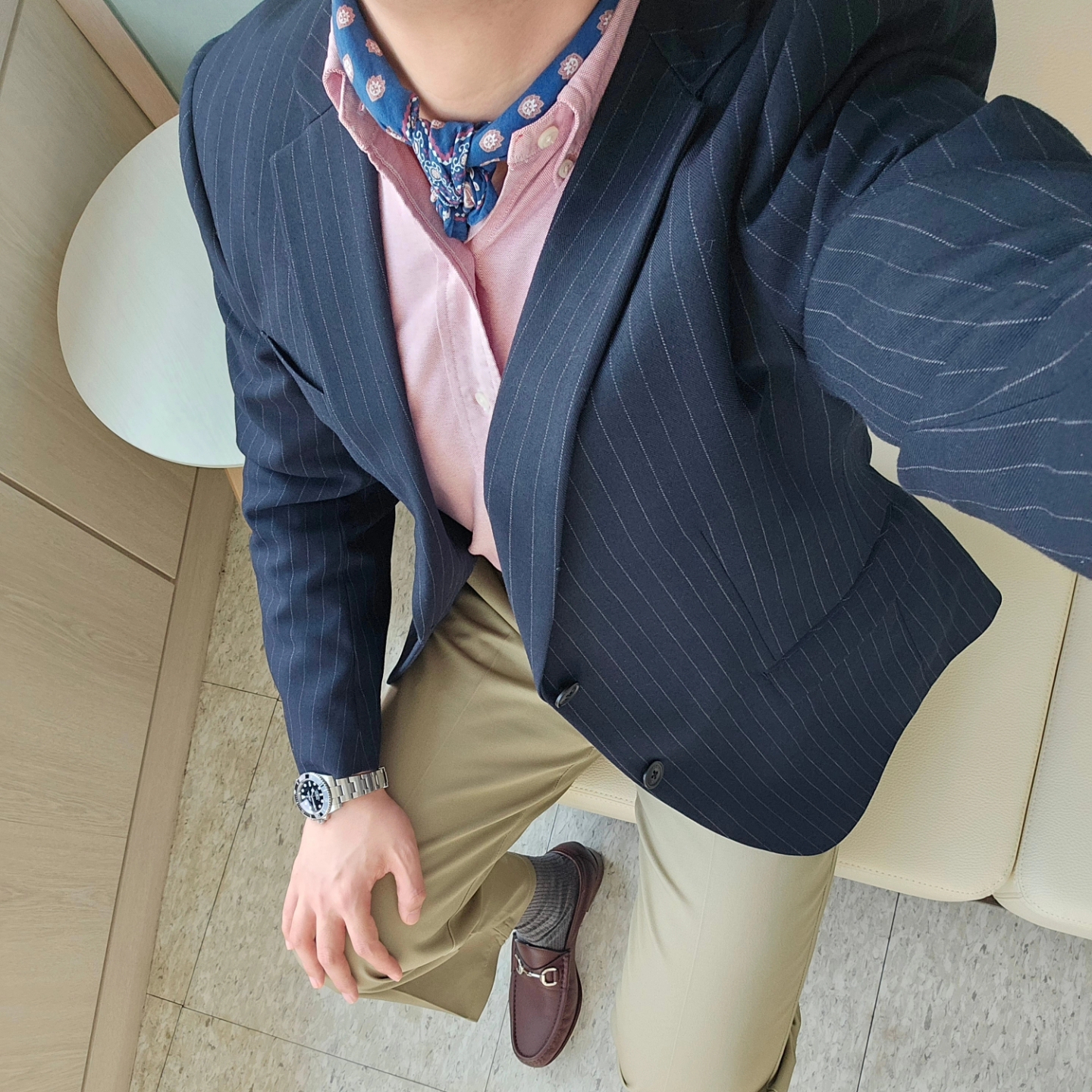 Gucci Loafer with Horsebit Dark Brown Leather, Uniqlo +J Wool Jacket Navy 착용 스타일 - 4
