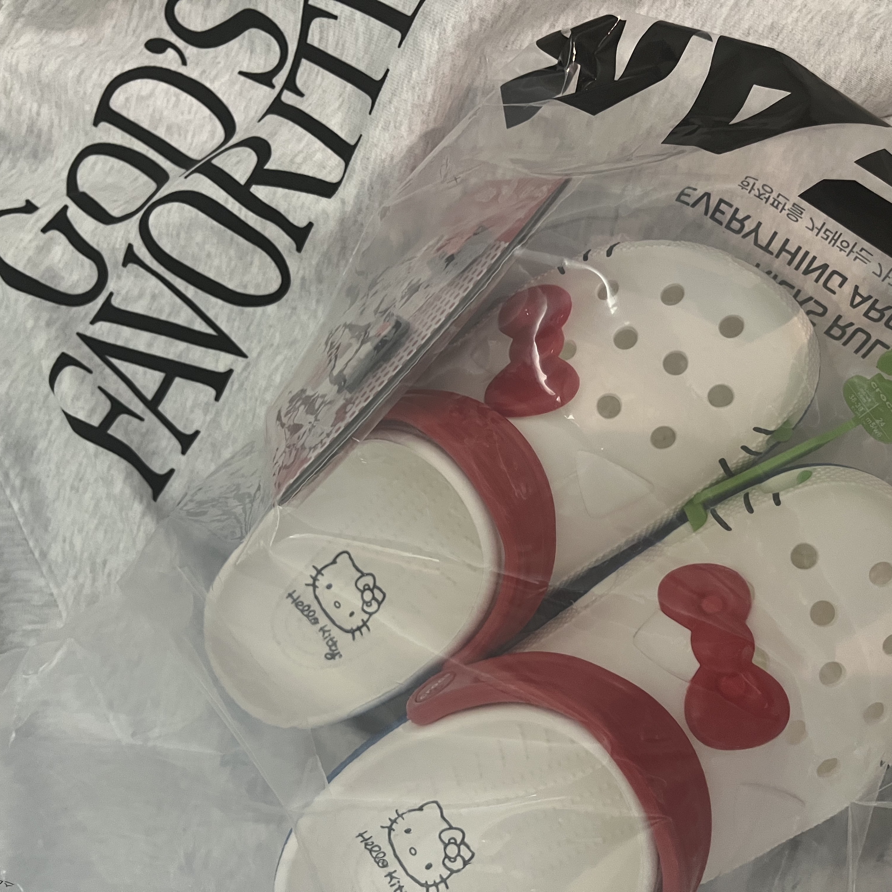 (W) Crocs x Hello Kitty Classic Clog White, Praying Gods Favorite Hoodie Grey 착용 스타일