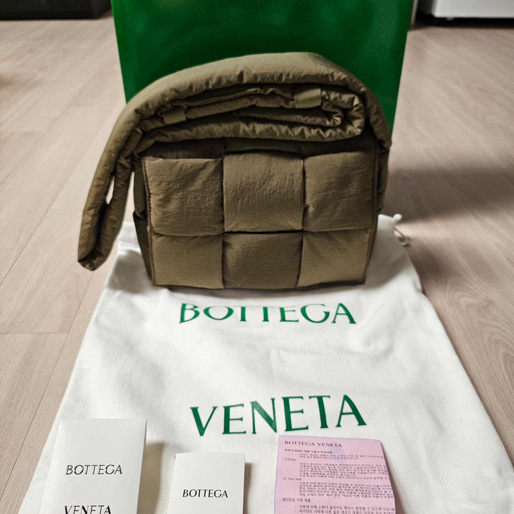 Bottega Veneta Small Padded Tech Cassette Mud 착용 스타일 - 1