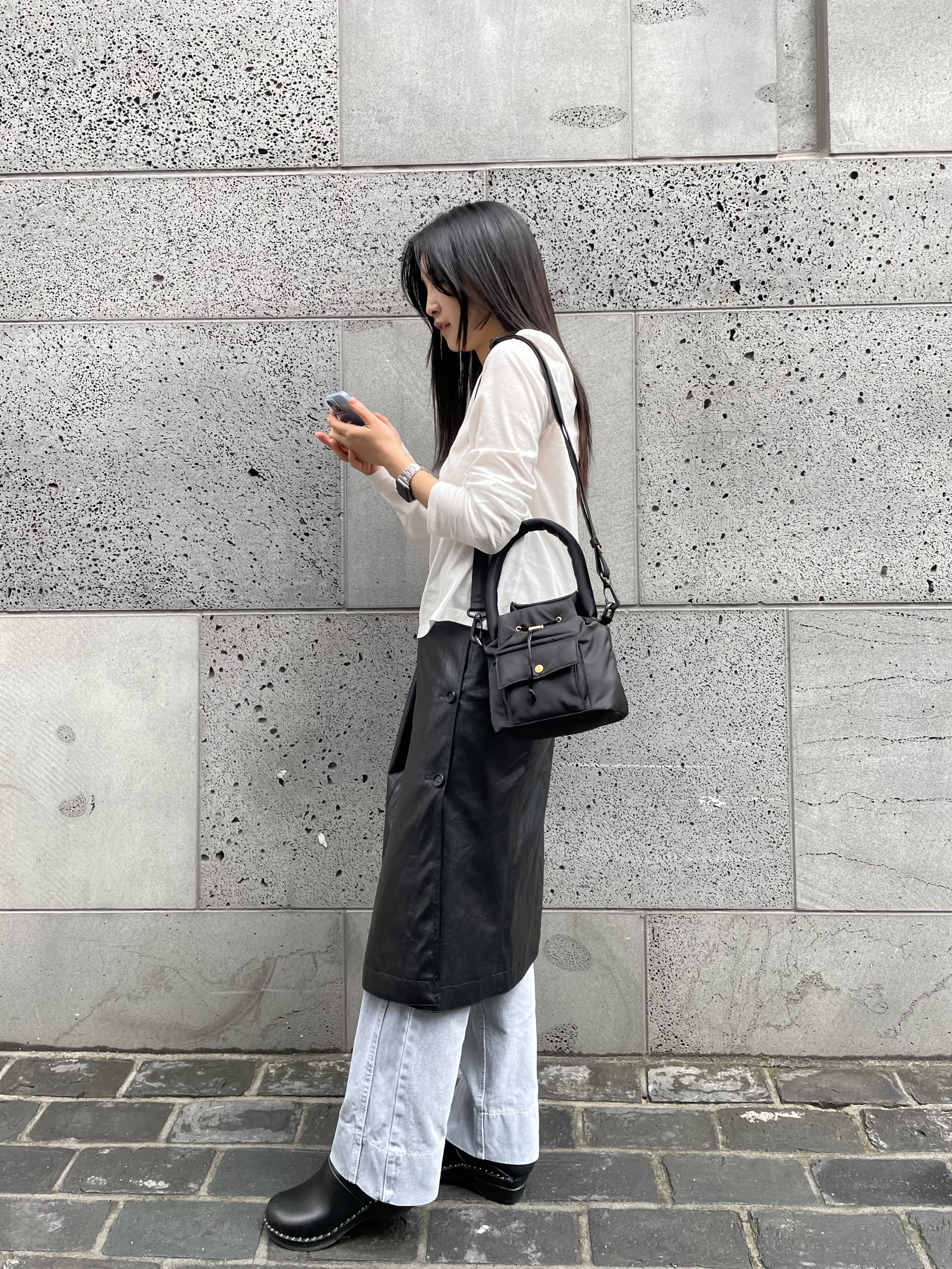 Athe Vanessabruno Jour Cross Bag M Black, Athe Vanessabruno Jour Cross Bag M Burgundy 착용 스타일