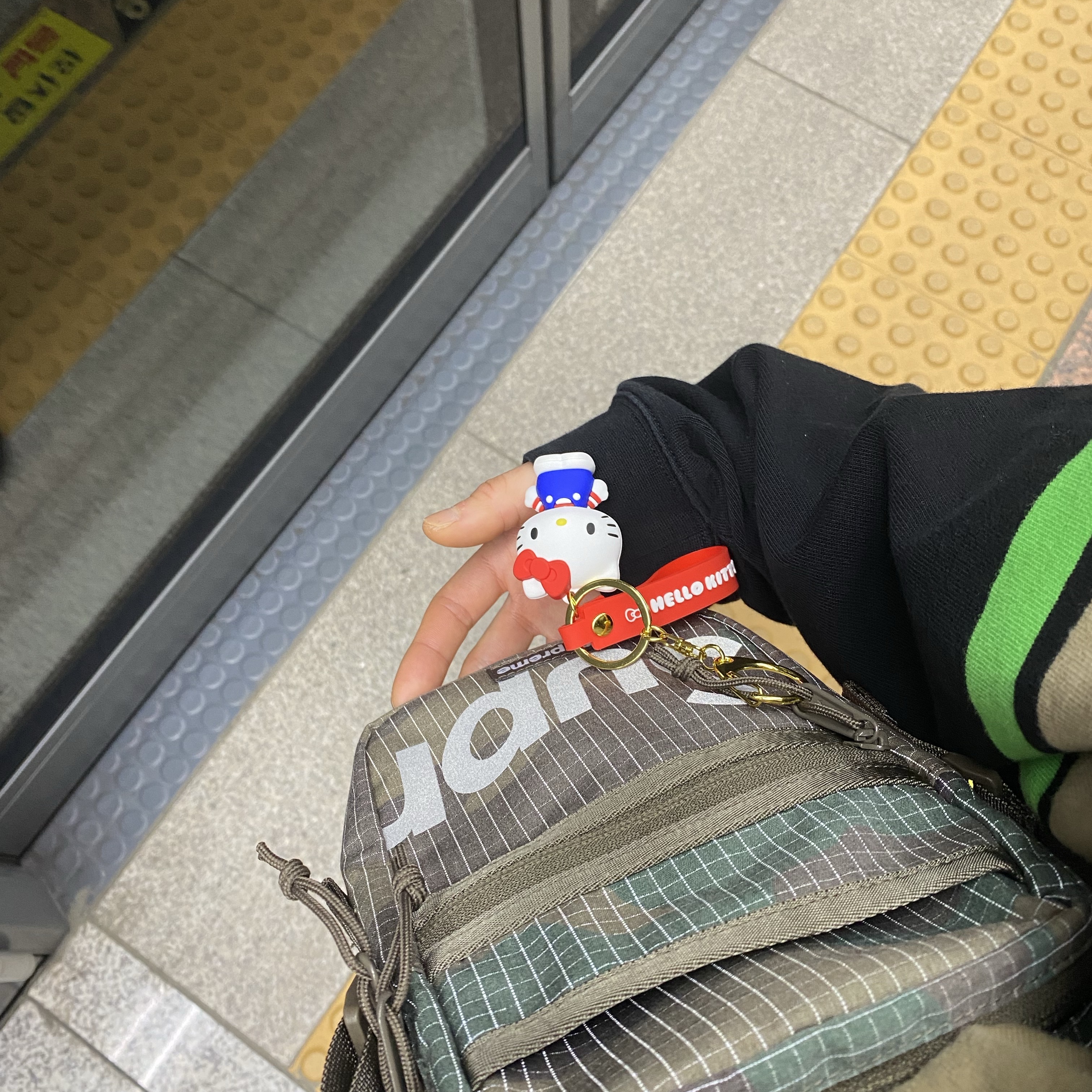 Sanrio Hello Kitty Three-Dimensional Key Holder, Supreme Shoulder Bag Woodland Camo - 24SS 착용 스타일