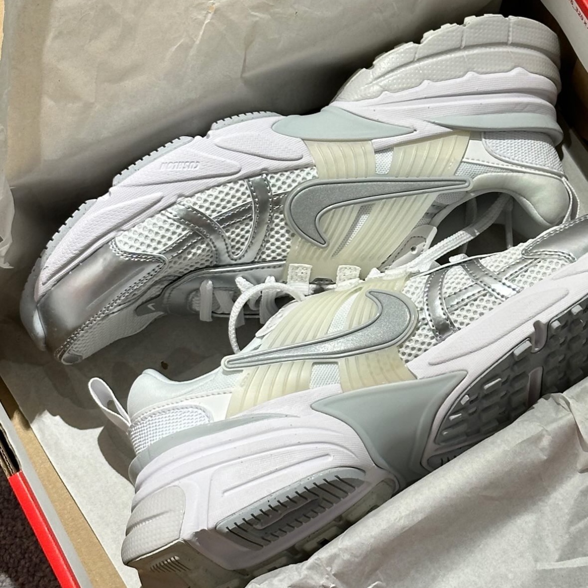 Nike V2K Run Metallic Silver White 착용 스타일 - 3