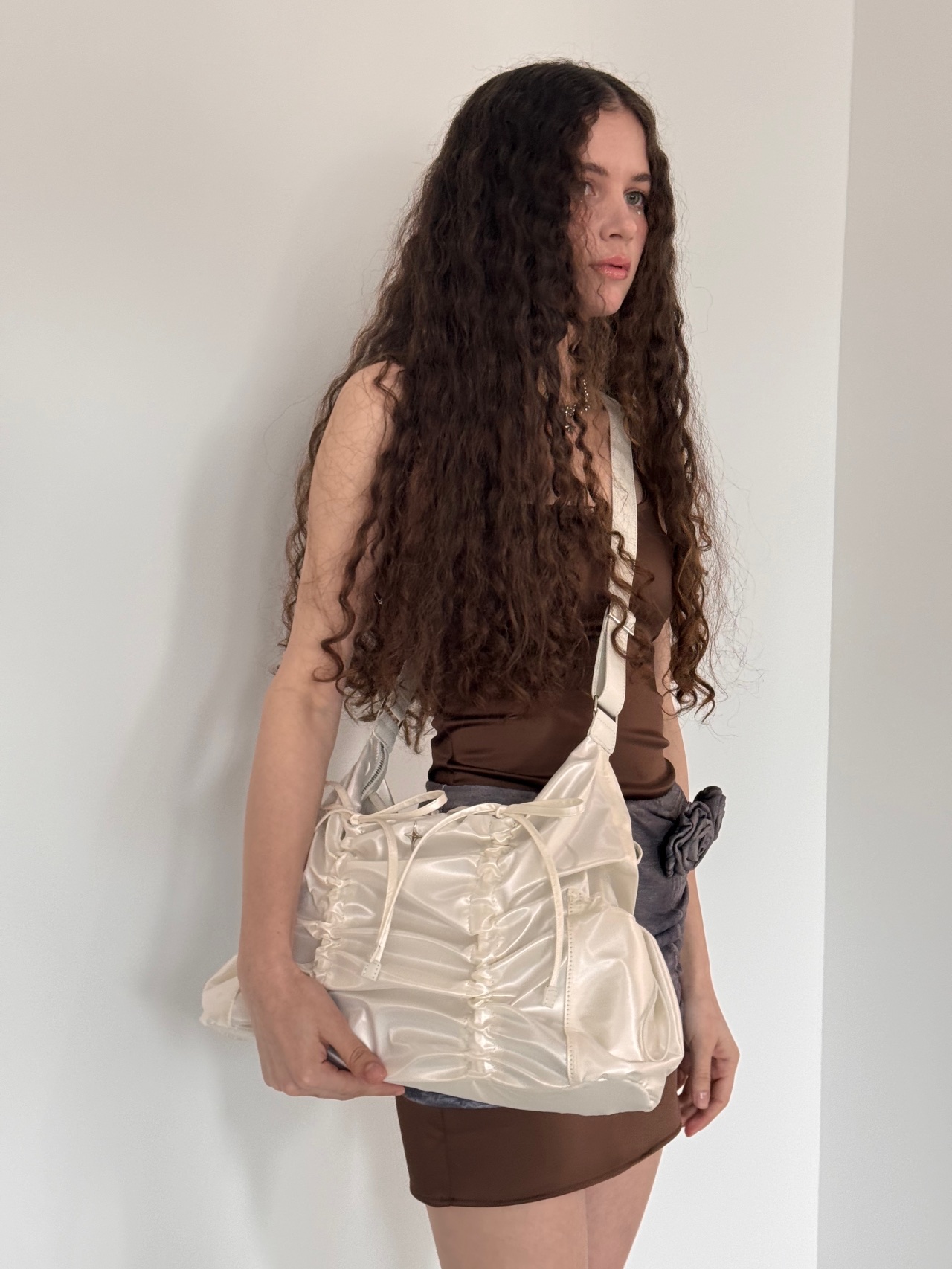 For Appeal String Ribbon Large Hobo Bag Glossy White, For Appeal String Ribbon Large Hobo Bag Silver 착용 스타일