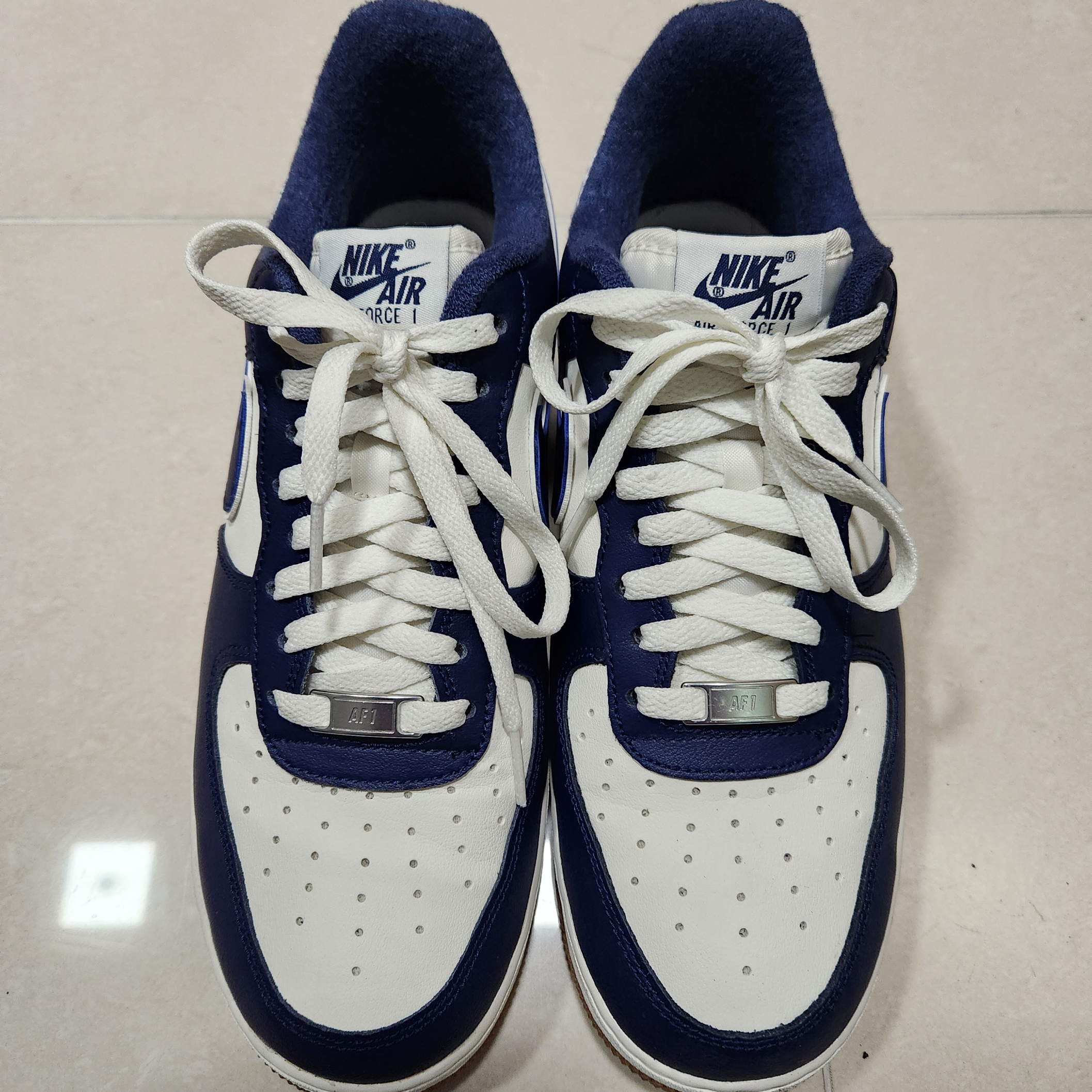Nike Air Force 1 '07 LV8 Midnight Navy 착용 스타일 - 2