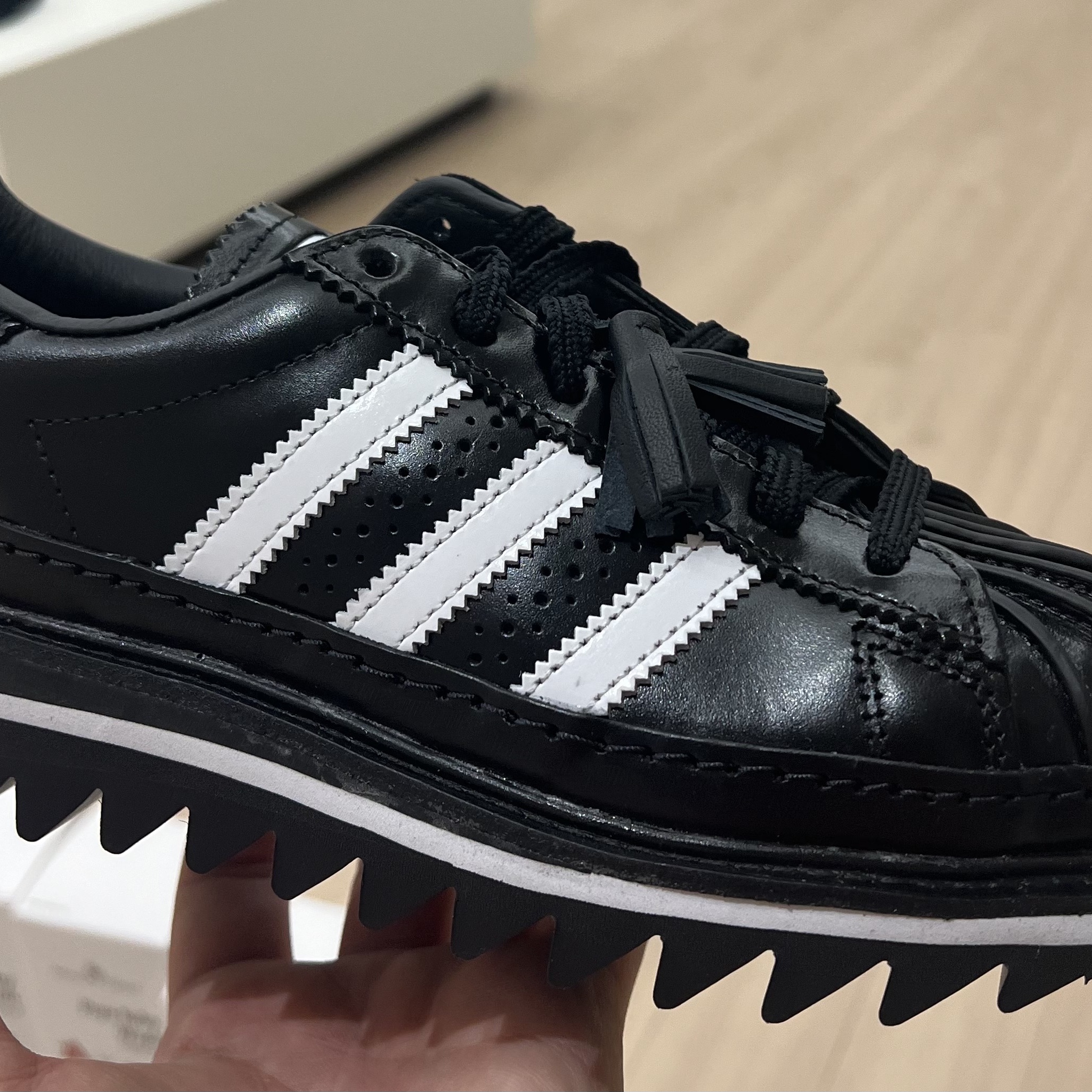 Adidas x Clot Superstar Core Black Cloud White 착용 스타일 - 4