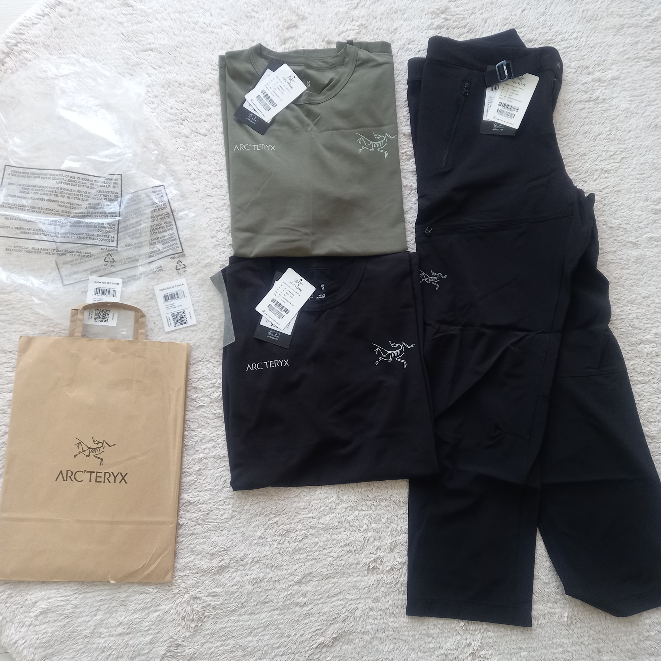 Arc'teryx Captive Split T-Shirt Black, Arc'teryx Gamma Lightweight Pants Black 착용 스타일 - 1