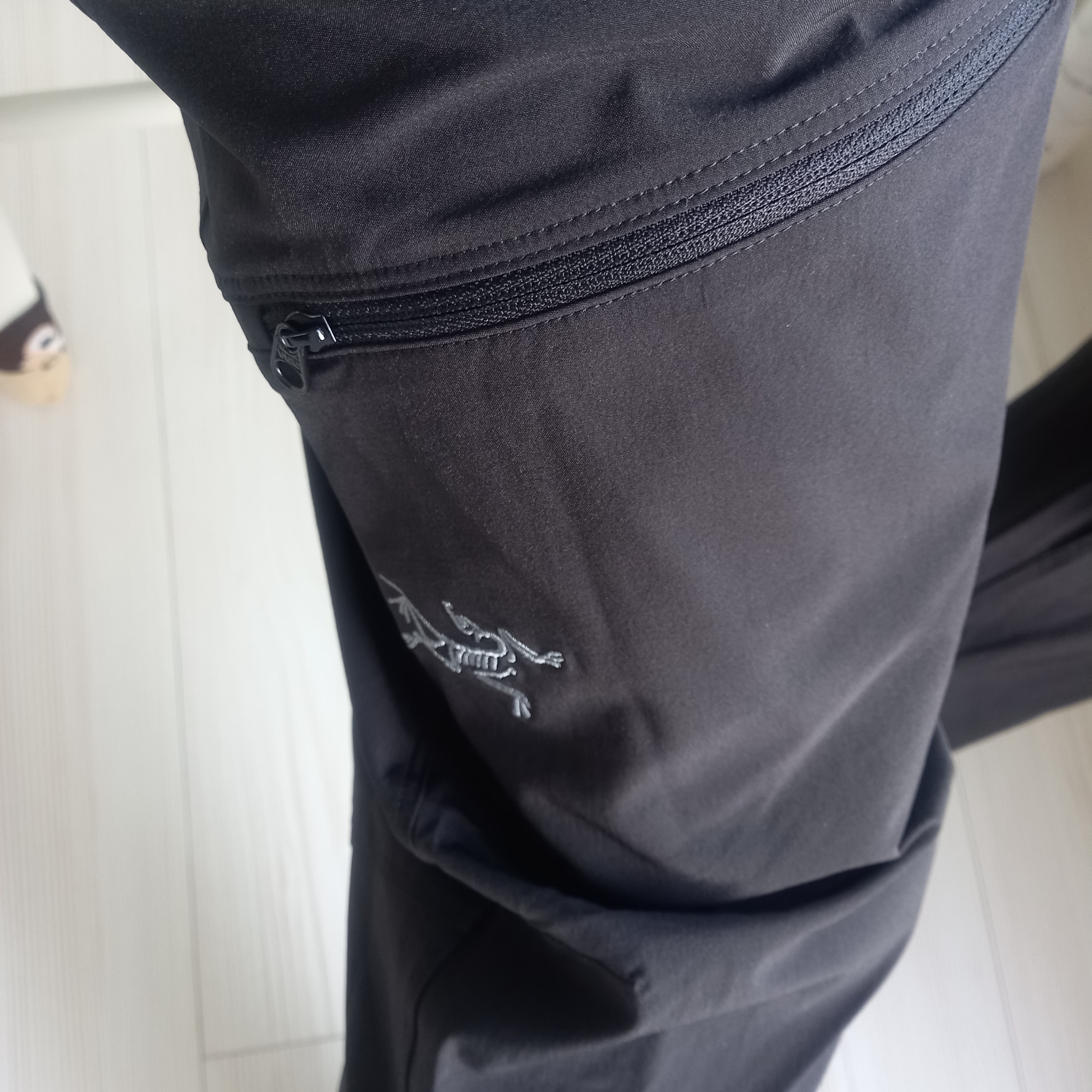 Arc'teryx Captive Split T-Shirt Black, Arc'teryx Gamma Lightweight Pants Black 착용 스타일 - 5