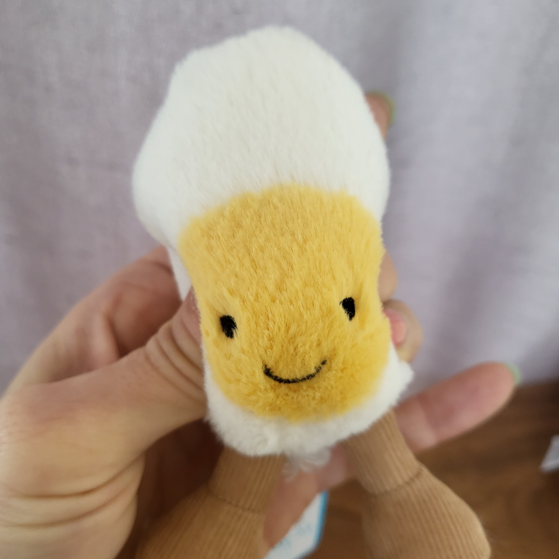 Jellycat Amuseable Happy Boiled Egg Bag Charm Cream 착용 스타일