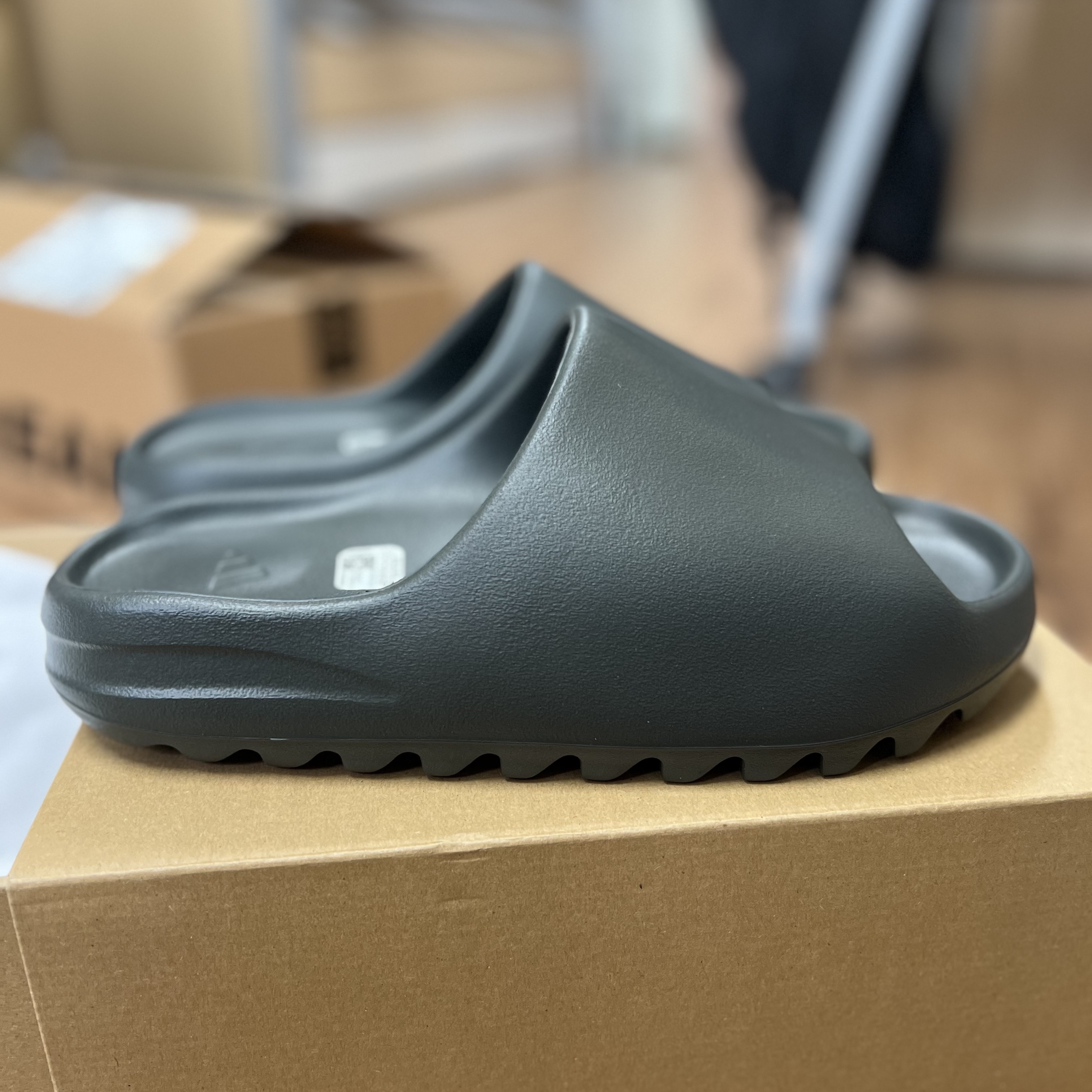 Adidas Yeezy Slide Dark Onyx 2024 착용 스타일 - 3