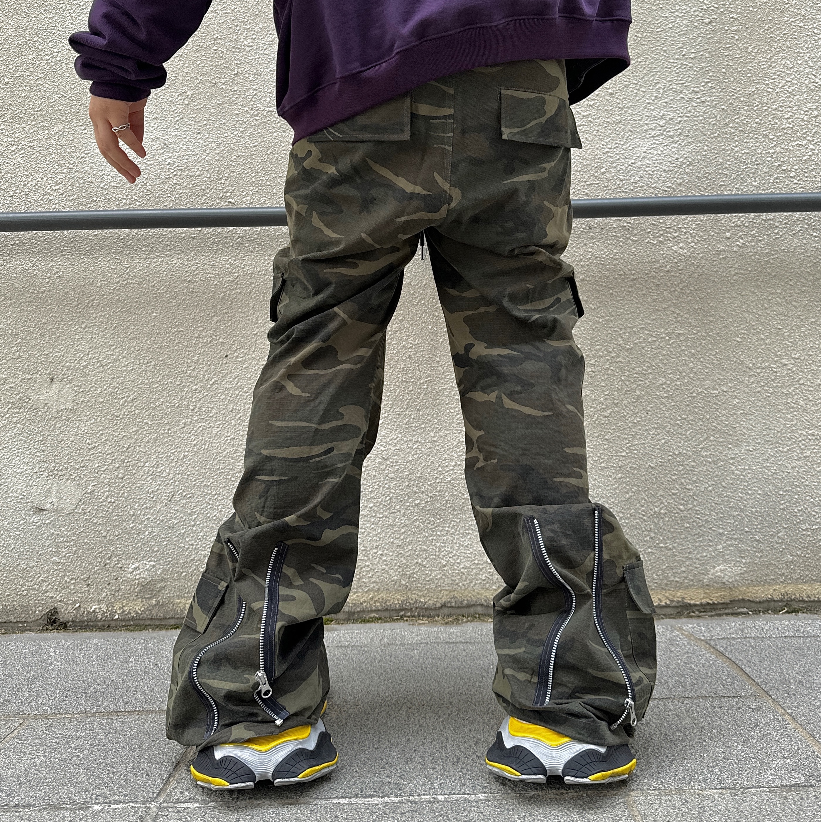 Balenciaga Cargo Sneakers Grey Black Yellow 착용 스타일 - 7