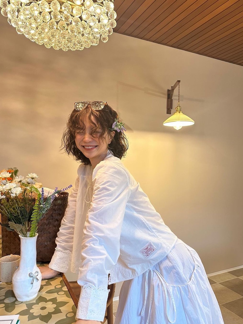 Margarin Fingers Scallop Blouse White, Margarin Fingers Shirring Pocket Long Skirt White 착용 스타일