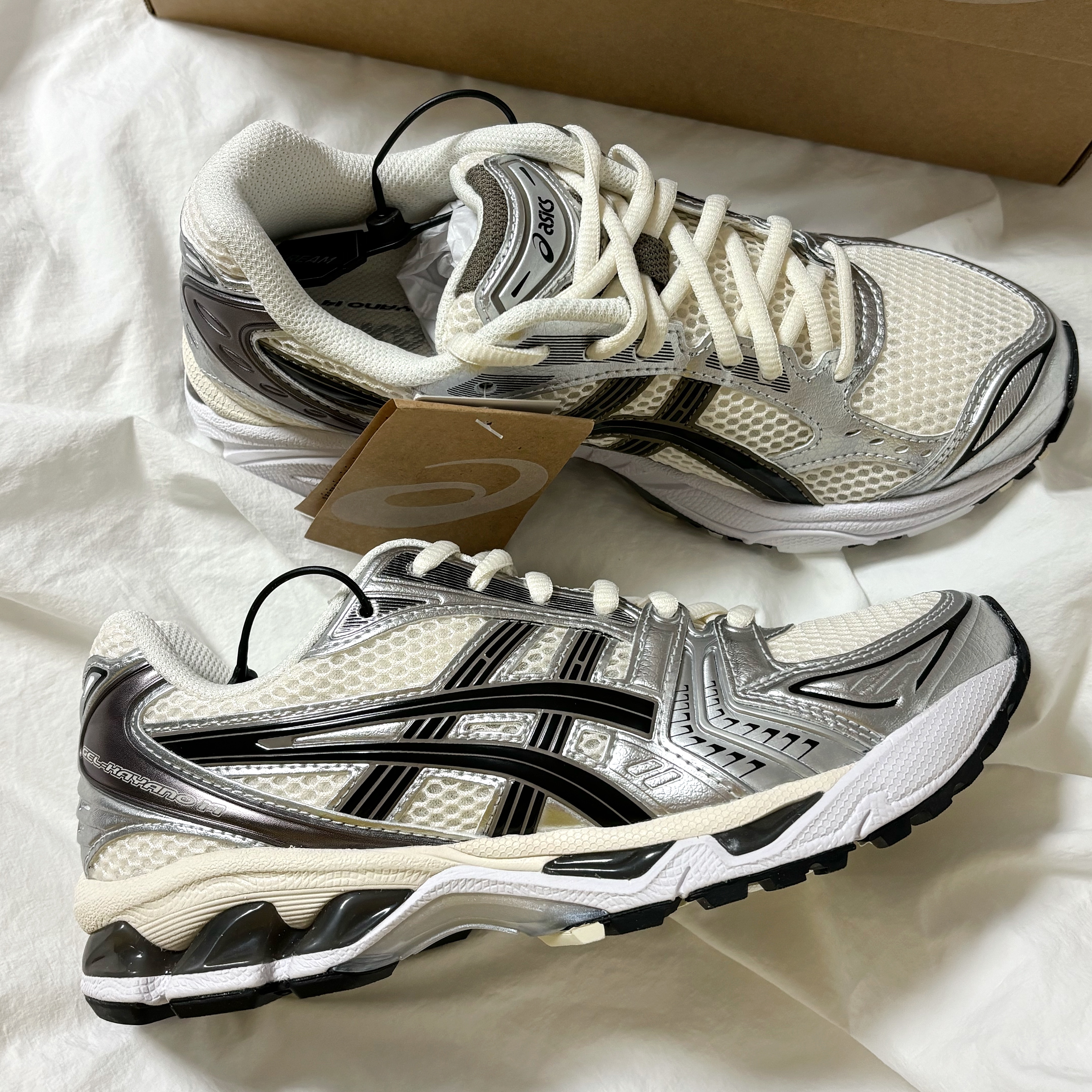 Asics Gel-Kayano 14 Cream Black 착용 스타일