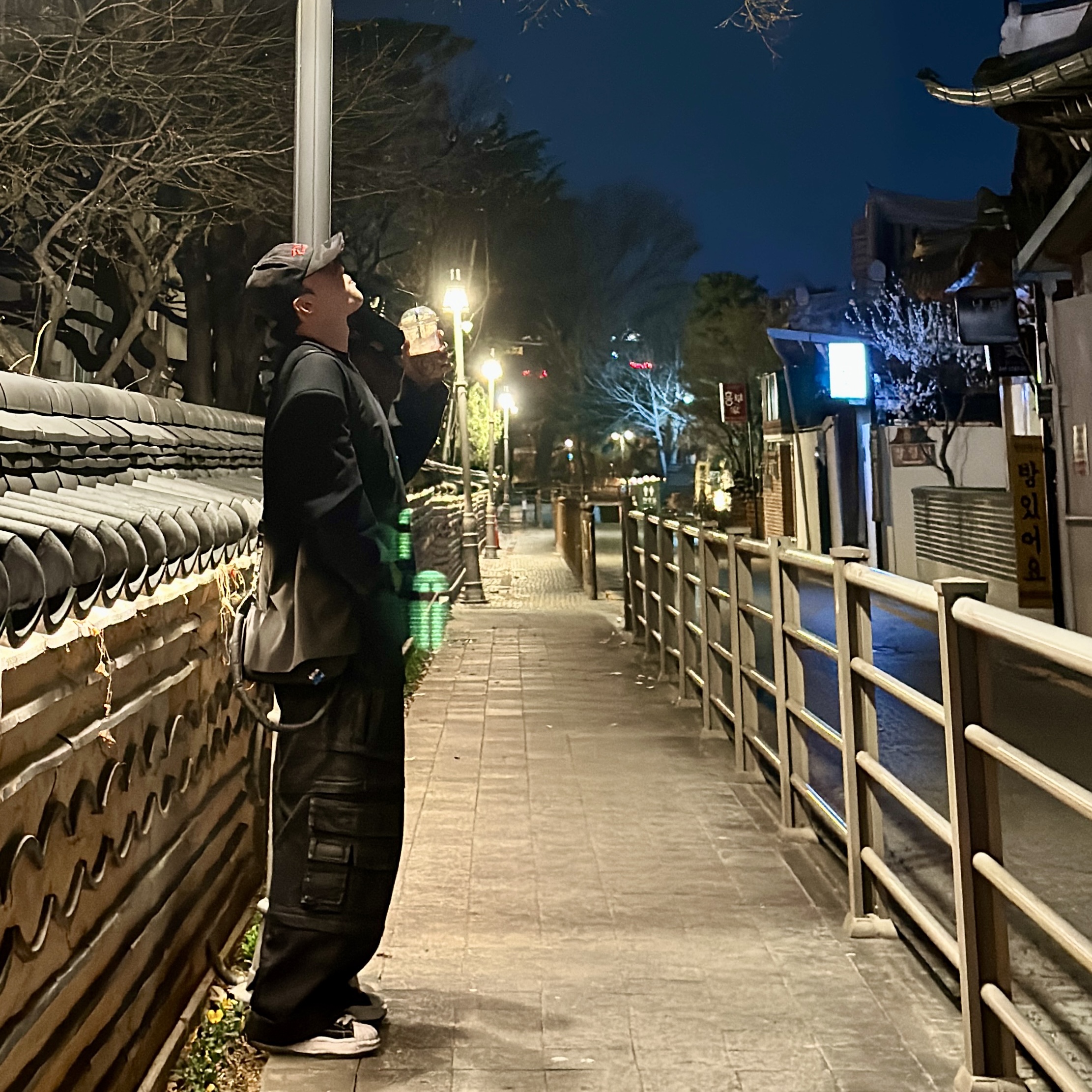 Project G/R Oversized Convertible Cargo Pants Coated Black, Maison Mihara Yasuhiro Blakey OG Sole Canvas Low-top Sneakers Black White 착용 스타일 - 2