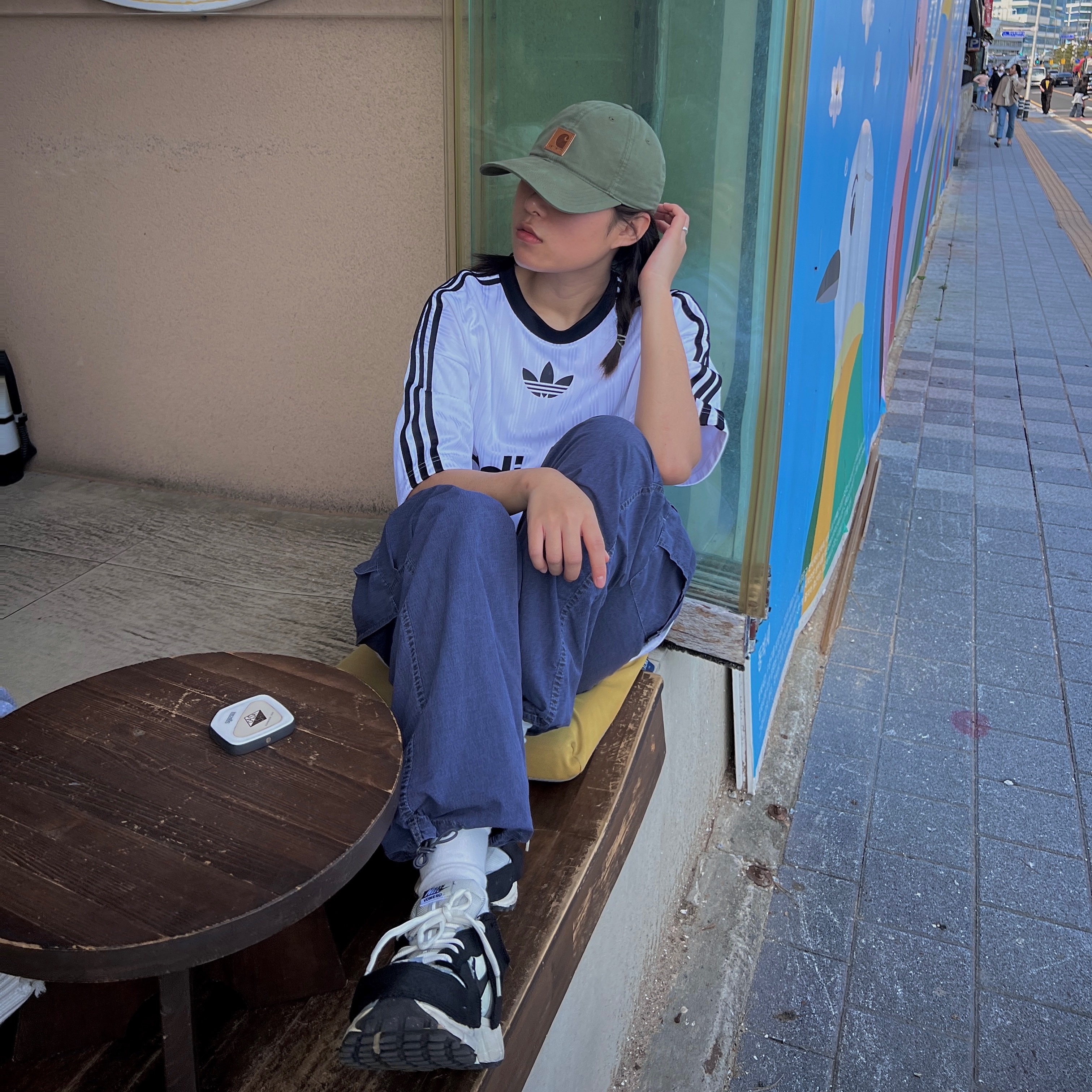 Carhartt Canvas Cap Army Green, (W) Nike Zoom Vomero 5 Wolf Grey and Black 착용 스타일