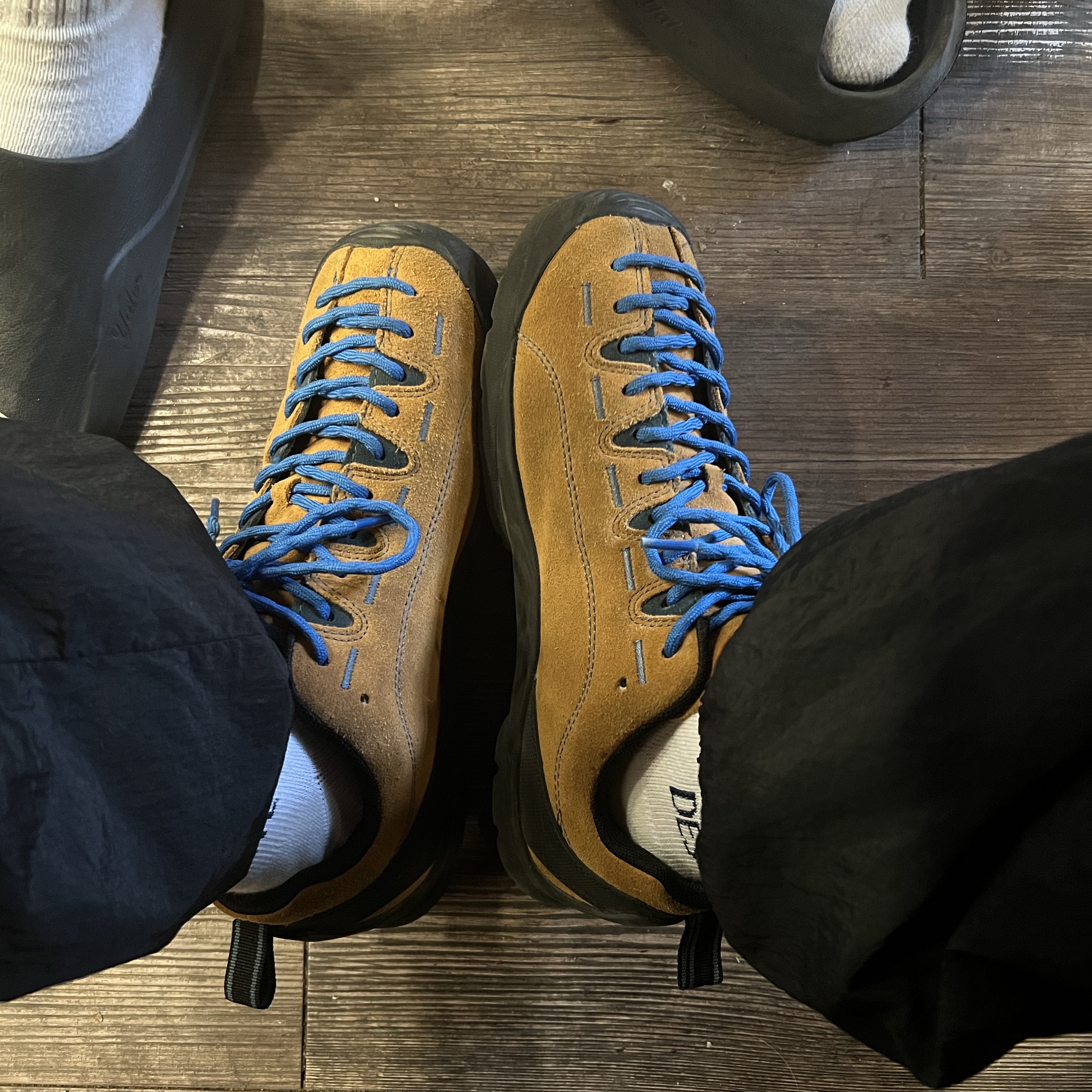 Keen Jasper Suede Sneakers Camel 착용 스타일