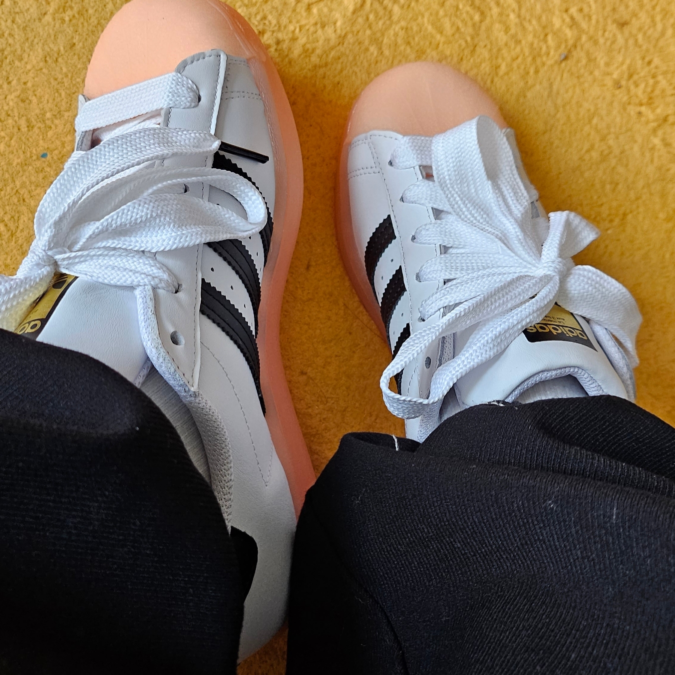 (W) Adidas Superstar White Black Haze Coral 착용 스타일 - 5