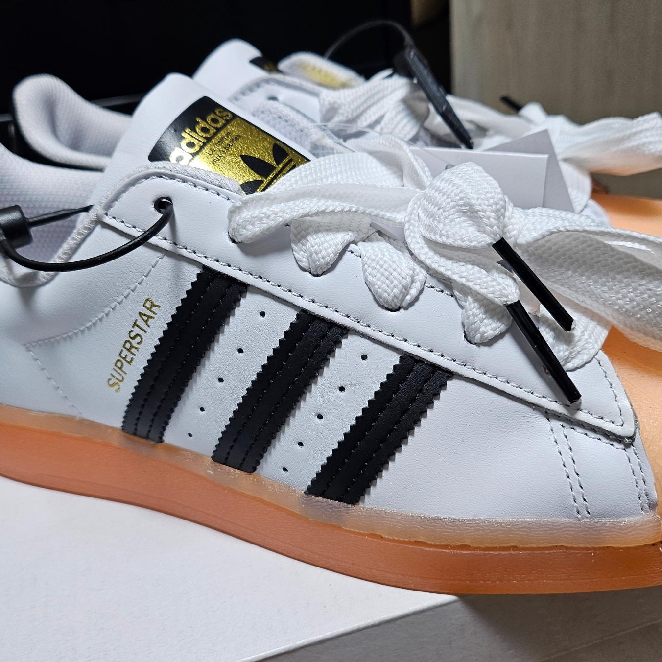 (W) Adidas Superstar White Black Haze Coral 착용 스타일 - 3