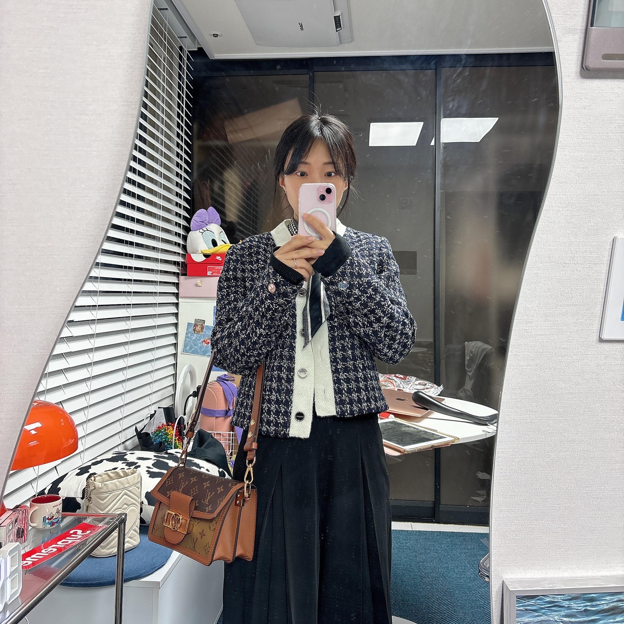 Louis Vuitton Mini Dauphine Monogram and Monogram Reversed, (W) Dior 30 Montaigne Mitzah Scarf Silk Twill Black White 착용 스타일