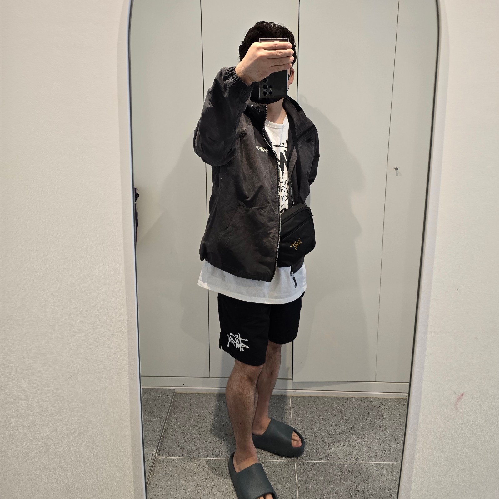 Adidas Yeezy Slide Slate Marine, Stussy Big Basic Water Shorts Black 착용 스타일 - 1